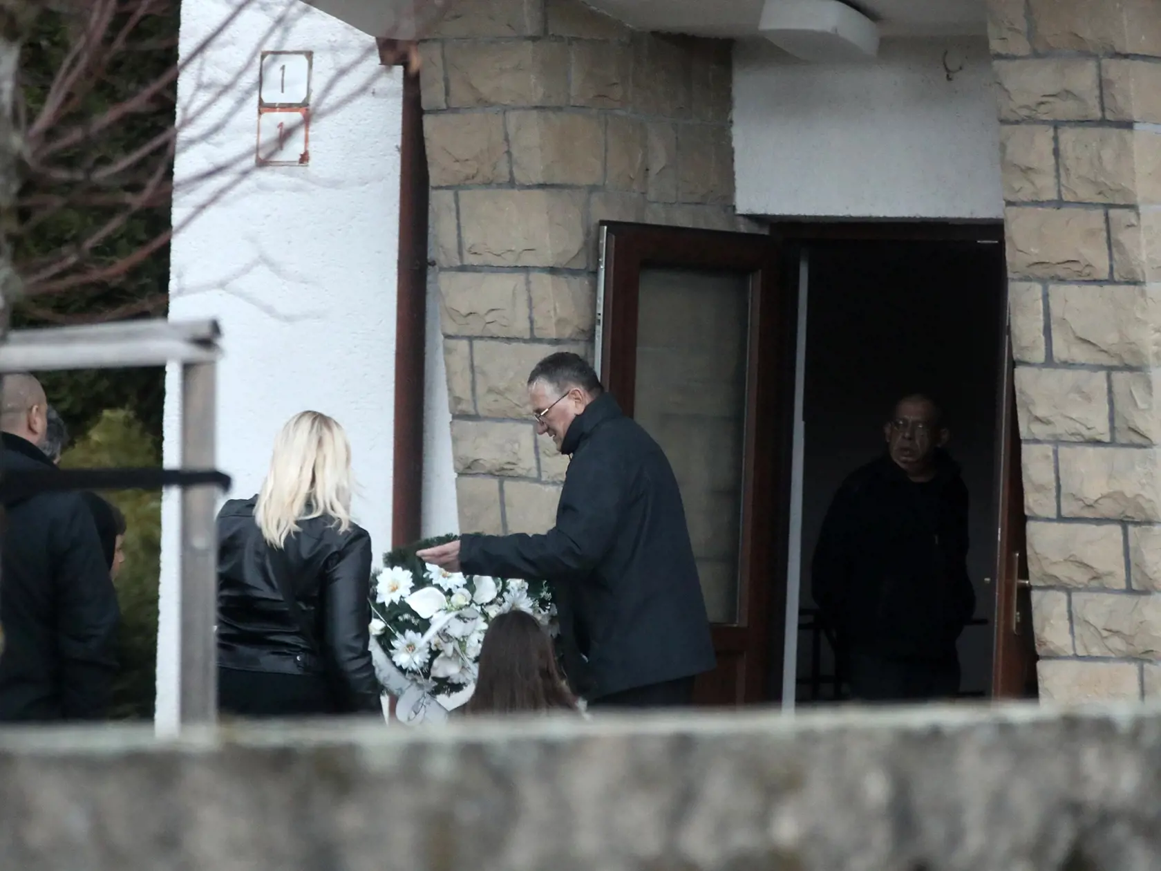 Hrob Šarloty obsypalo veľké množstvo vencov.