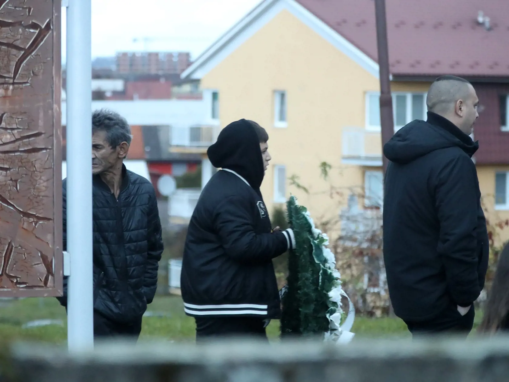 Ľudia nosili do domu smútku obrovské vence.