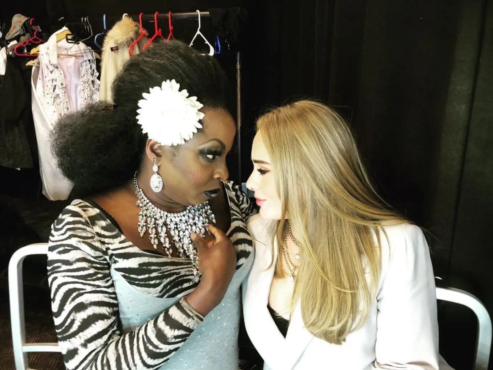 Adele sa so svojimi fanúšikmi poctivo odfotila.