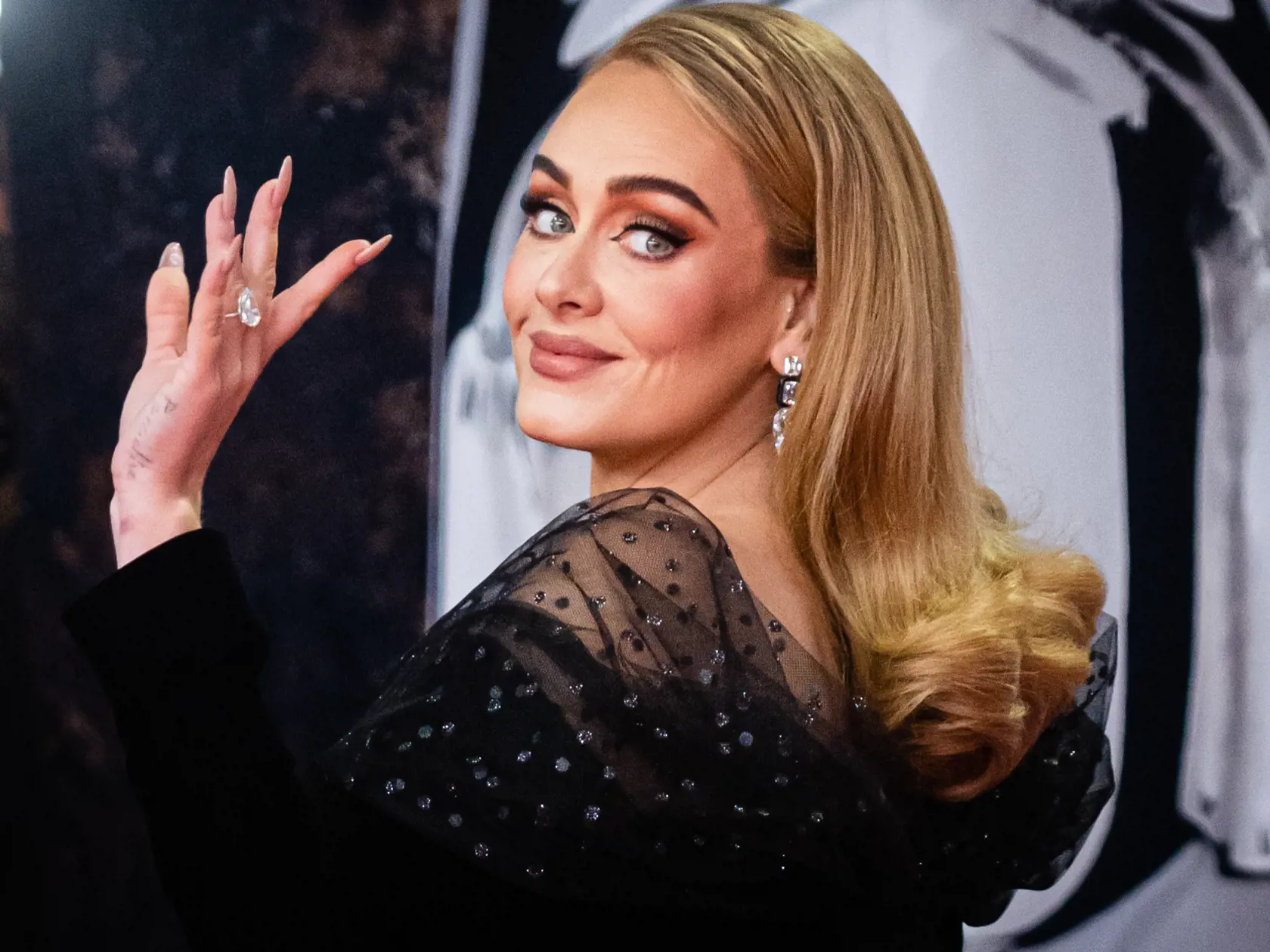 Je zasnúbená? Adele mala na ľavej ruke veľký diamantový prsteň.