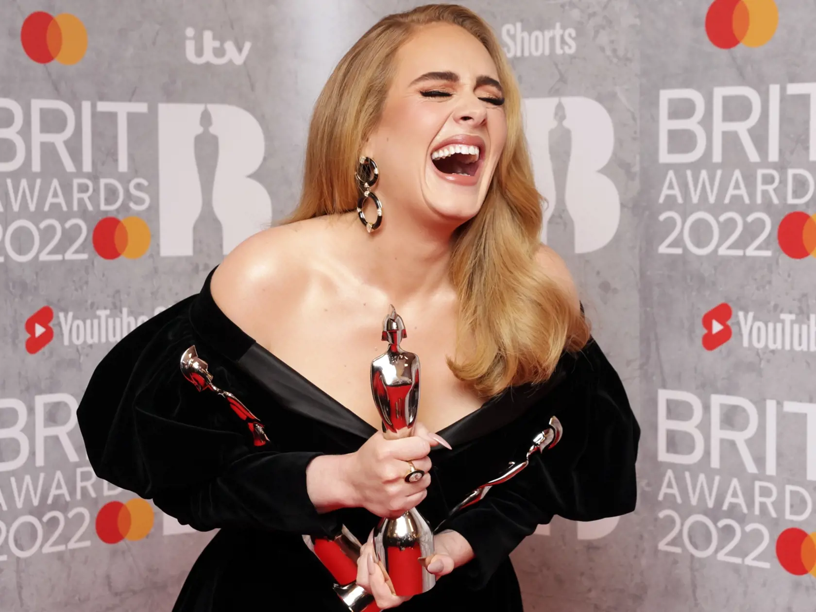 Speváčka Adele bola na odovzdávaní za najväčšiu hviezdu.