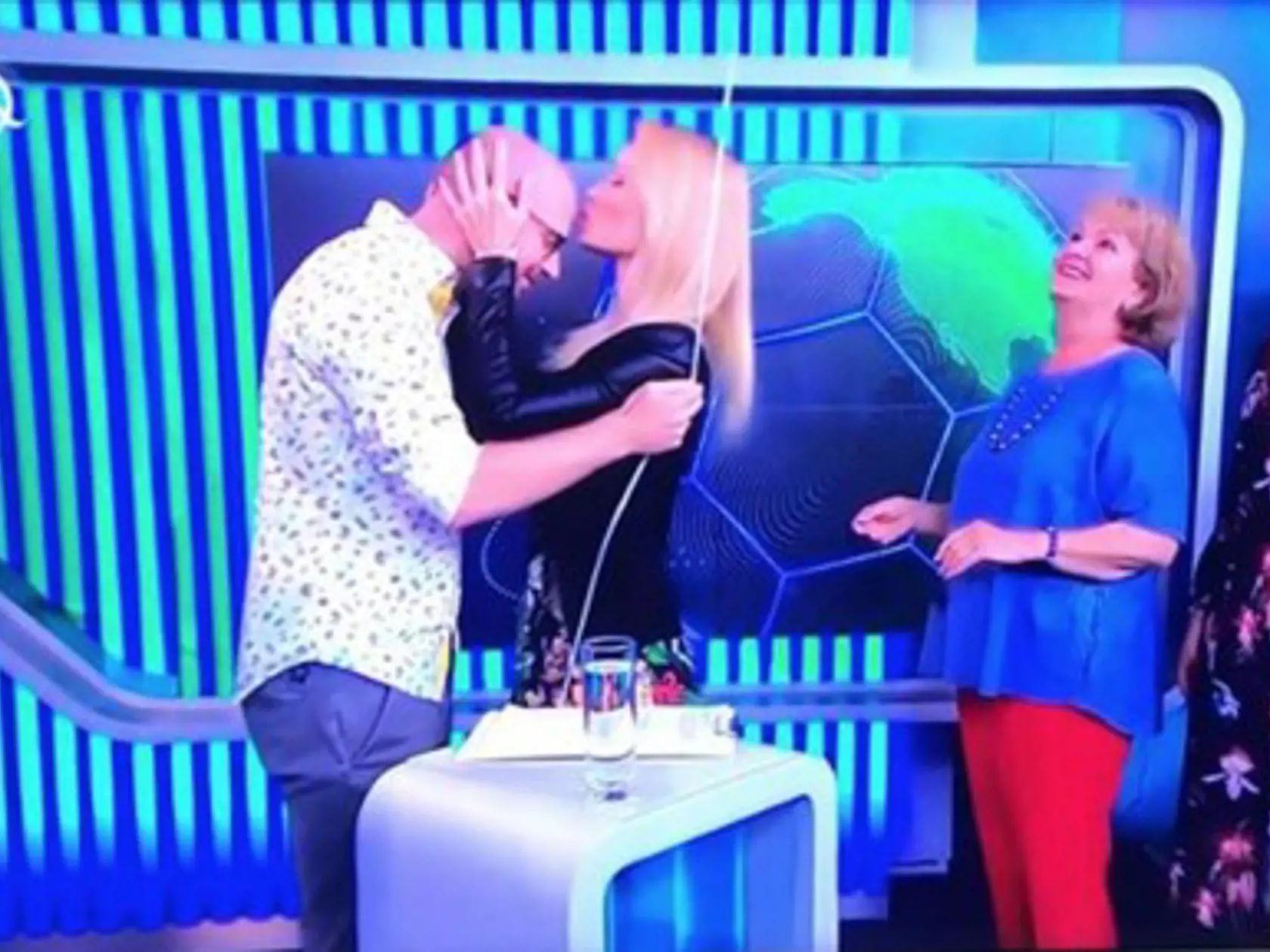 Mirka Almásy mu darovala sladký bozk. 