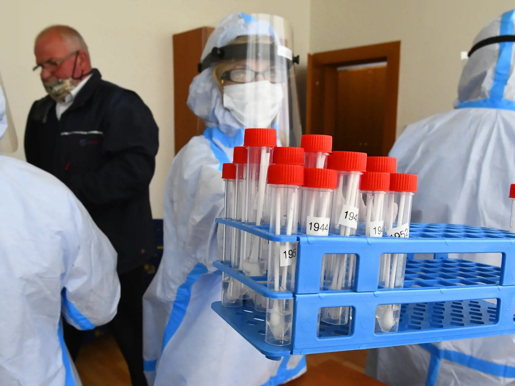 O počte vykonaných testov počúvame dennodenne už niekoľko mesiacov. Od vypuknutia pandémie trvalo mesiac a pol, kým sme otestovali viac ako 3-tisíc ľudí, čo sa dovtedy považovalo za optimálny počet. Potom sa testovalo aj viac, no dnes je denných testov podstatne menej.