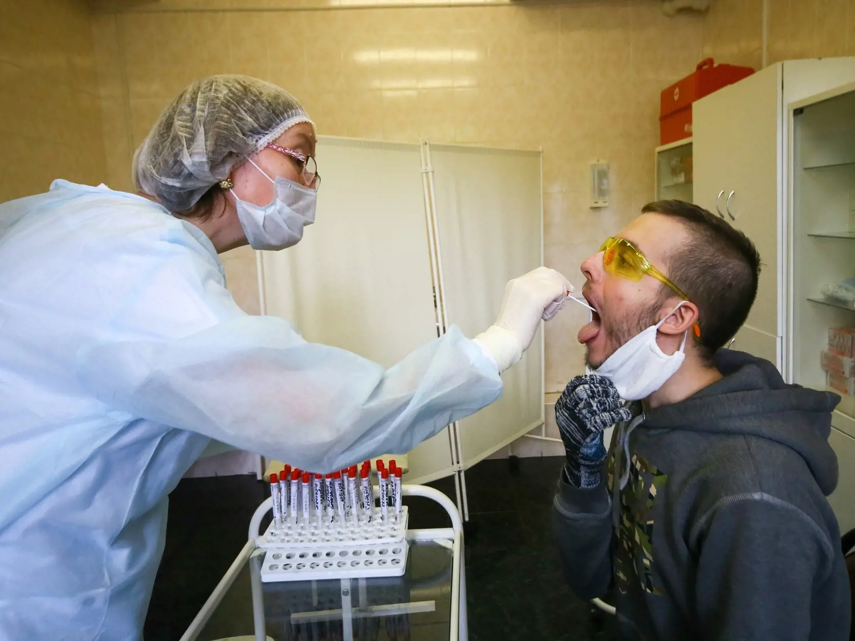Odber klinických vzoriek na laboratórnu diagnostiku ochorenia COVID-19 sa aktuálne vykonáva cielene, adresnejšie, v indikovaných prípadoch. V súčasnosti, vzhľadom na adresnosť testovania, sa realizuje menej plošného testovania na ochorenie COVID-19.