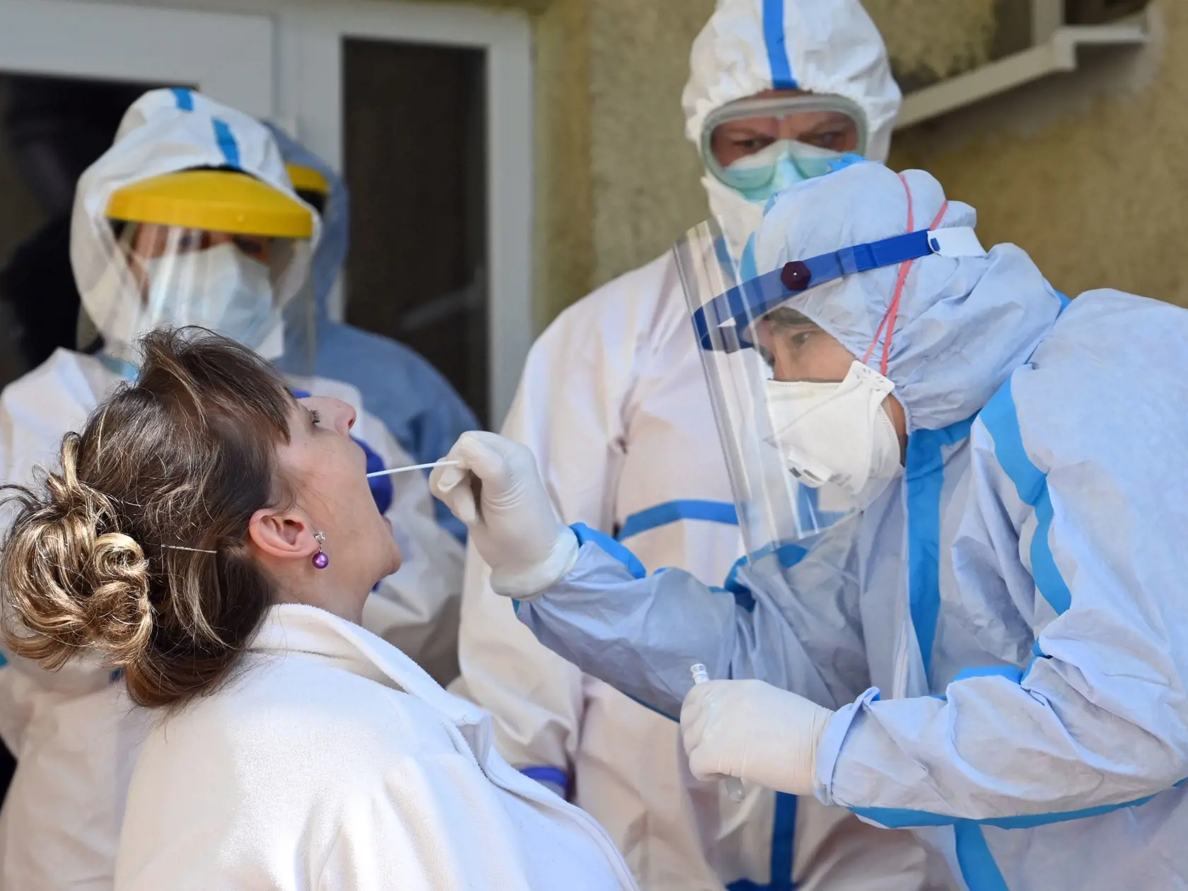 Rovnako sú to osoby, ktoré sa diagnostikujú v rámci epidemiologického vyšetrovania, pričom testovanie na ochorenie COVID-19 sa nariaďuje úzkym kontaktom s pozitívnymi osobami. Tiež ide o pacientov pred operačnými zákrokmi v prípade, že to indikuje lekár.