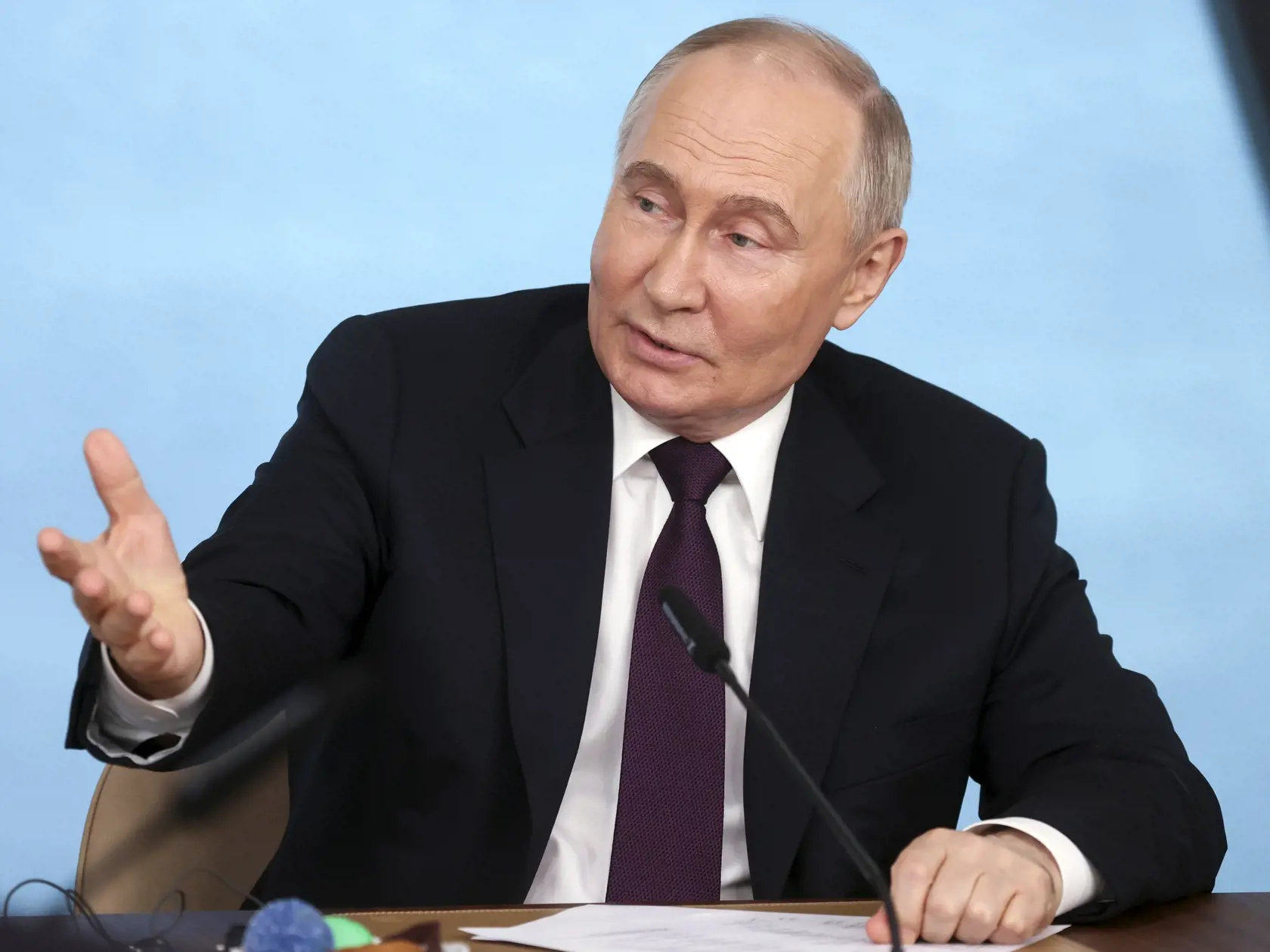 Na snímke ruský prezident Vladimir Putin gestikuluje počas stretnutia so zástupcami zahraničných tlačových agentúr v sídle ruského plynárenského monopolu Gazprom v Petrohrade v stredu 5. júna 2024. Ruský prezident Vladimir Putin v stredu uviedol, že Rusko a Spojené štáty sú v "neustálom kontakte" v súvislosti s možnou výmenou väzňov, ktorá by viedla k prepusteniu väzneného amerického novinára Evana Gerškoviča, ktorý bol minulý rok zatknutý na základe obvinení zo špionáže.