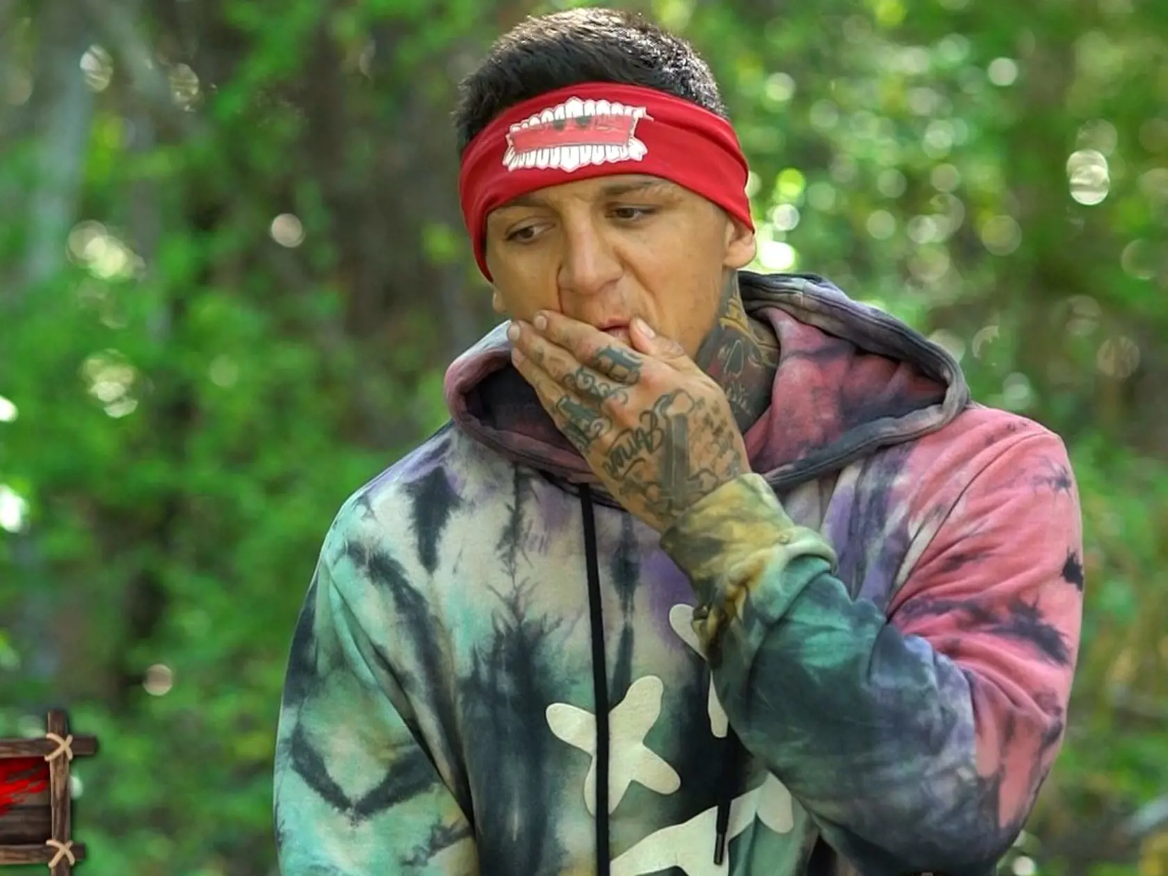 Gábor Boráros zo šou Survivor odstúpil. Dôvodom bolo zranenie kolena a veľké bolesti.