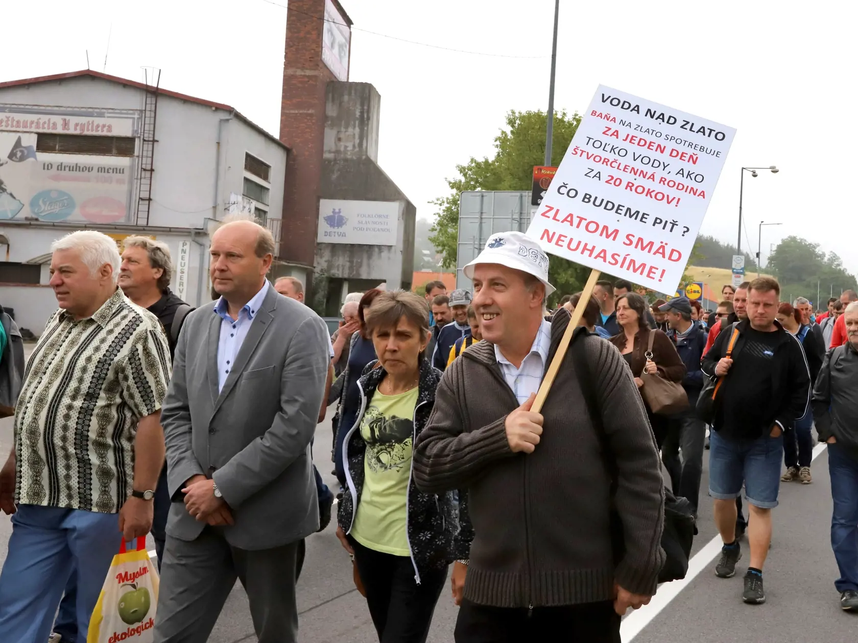 Detvania proti ťažbe zlata bojujú už roky. Na snímkach protestná blokáda detvianskeho mosta v roku 2018.