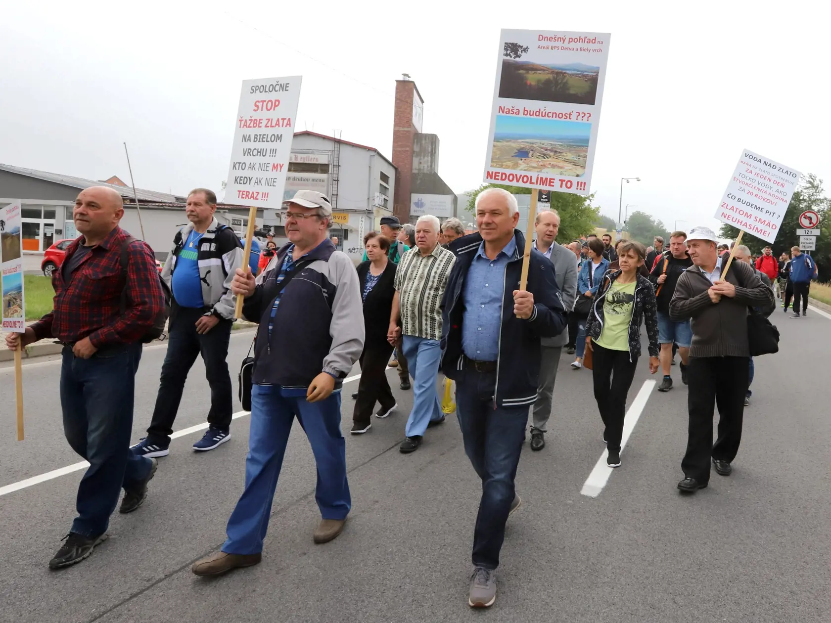 Detvania proti ťažbe zlata bojujú už roky. Na snímkach protestná blokáda detvianskeho mosta v roku 2018.