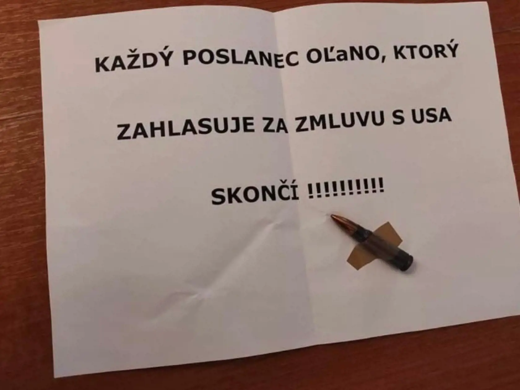 Poslancom OĽANO niekto poslal výhražný list s nábojnicou ešte pred hlasovaním o obrannej dohode.