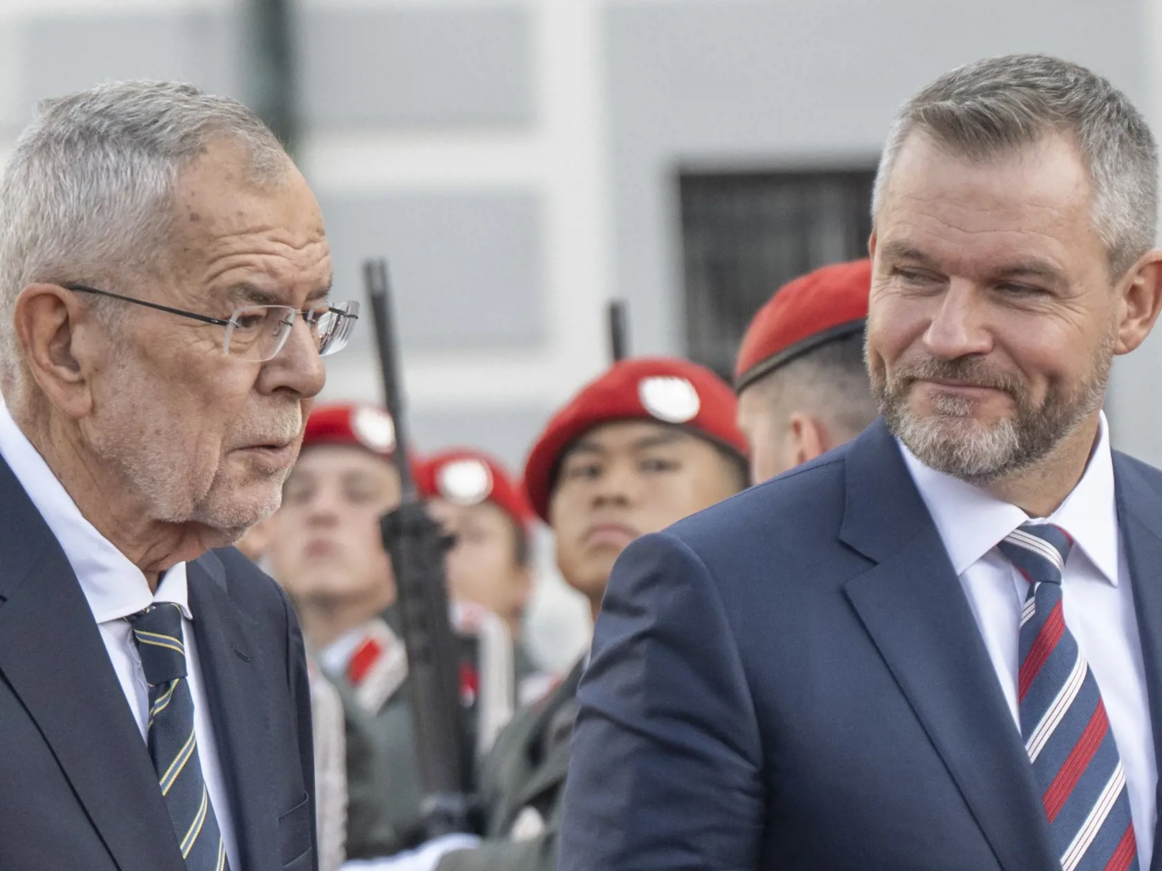 Na snímke vpravo prezident SR Peter Pellegrini a vľavo rakúsky spolkový prezident Alexander Van der Bellen počas oficiálnej návštevy Rakúska 11. septembra 2024 vo Viedni.