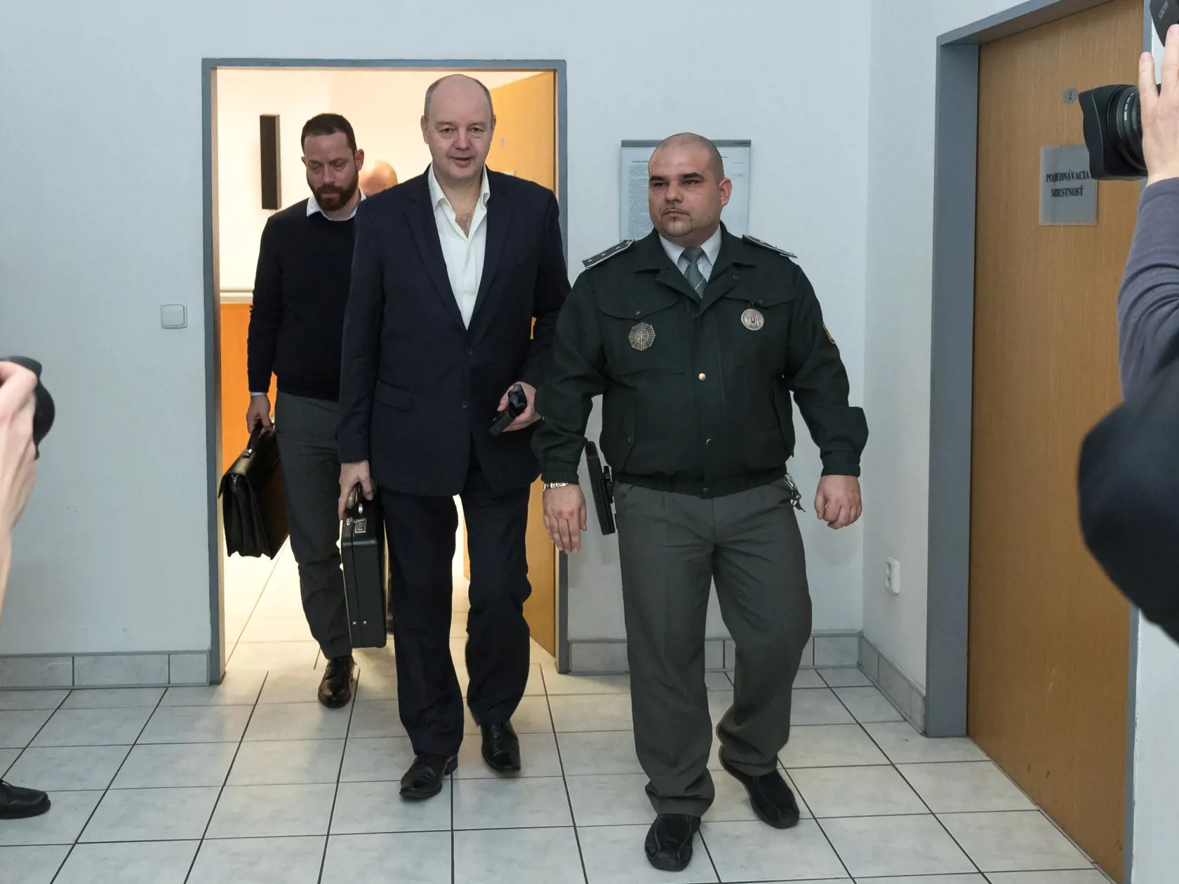 Súdne pojednávanie s bývalým politikom a šéfom TV Markíza Pavlom Ruskom o návrhu na rozšírenie dôvodov väzby v kauze údajnej objednávky vraždy Sylvie Volzovej. Na snímke pavol Rusko so svojim obhájcom Markom Parom (vzadu).