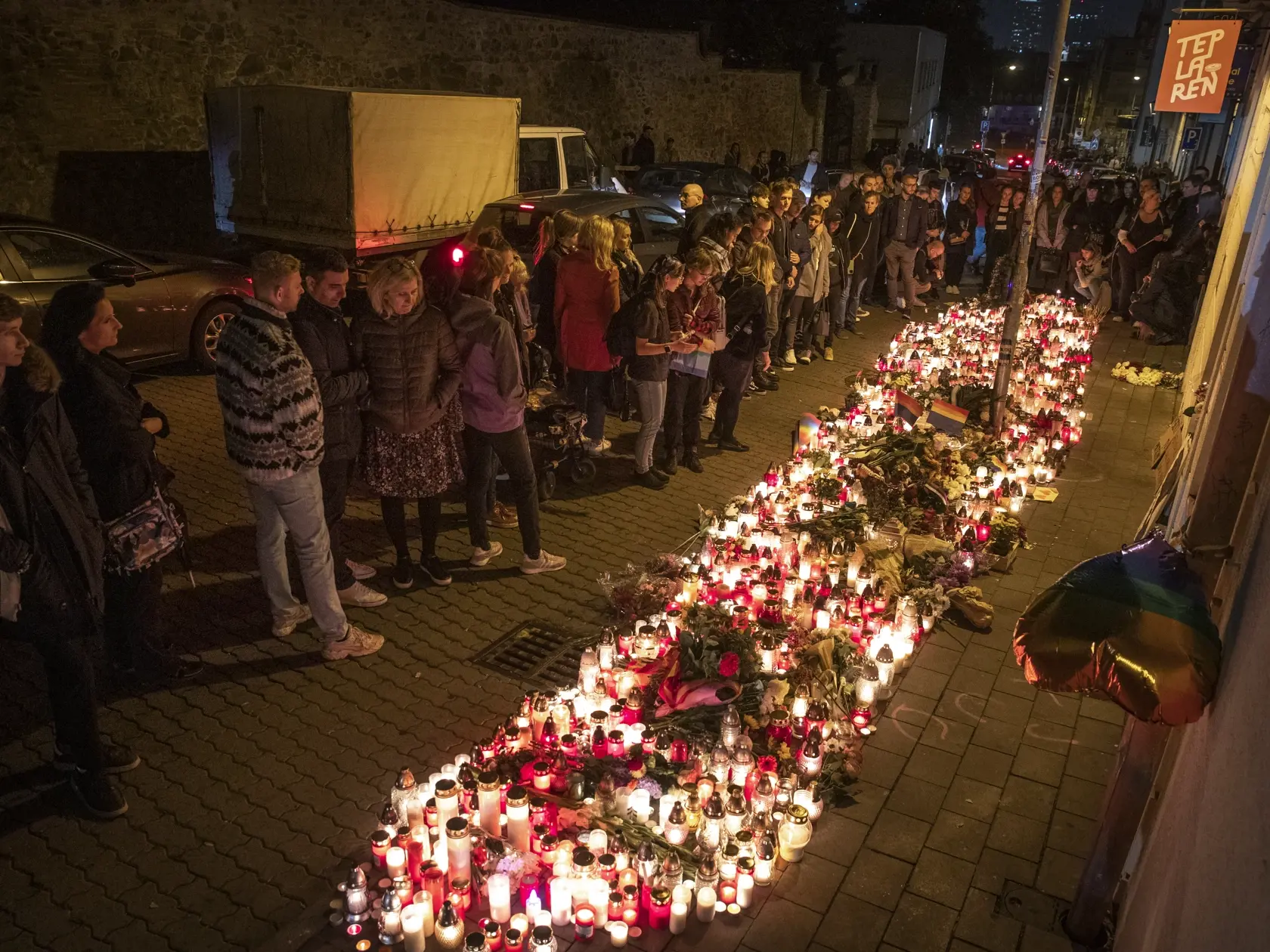 Spomienkový pochod za Matúša a Juraja, členov LGBT komunity, ktorých zastrelil radikalizovaný útočník v podniku Tepláreň na Zámockej ulici v Bratislave. 