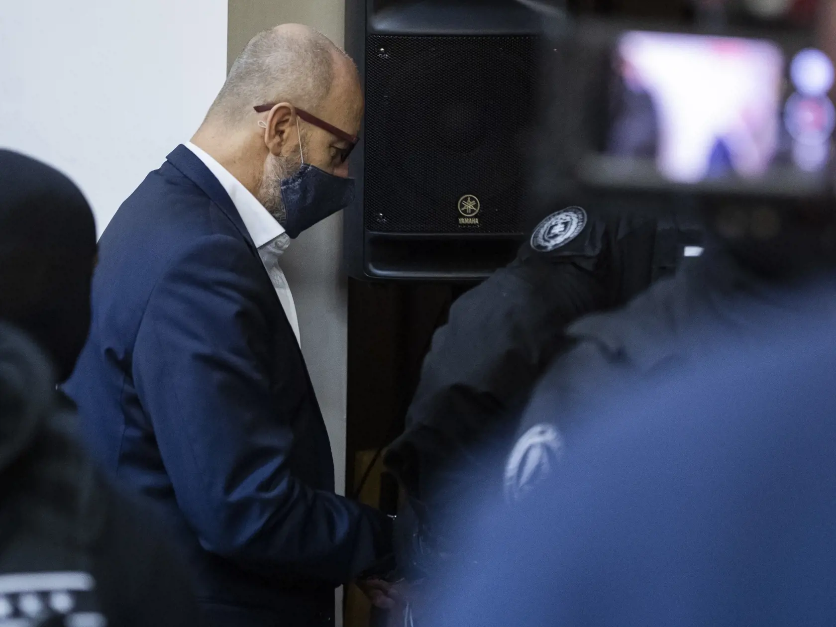 Najvyšší súd (NS) SR potvrdil v kauze falšovania televíznych zmeniek vinu pre Mariana Kočnera a Pavla Ruska. Odsúdení sú na 19 rokov nepodmienečne, Kočner dostal aj peňažný trest 10.000 eur. Na snímke Pavol Rusko s putami na rukách po vynesení rozsudku v Bratislave 12. januára 2021.