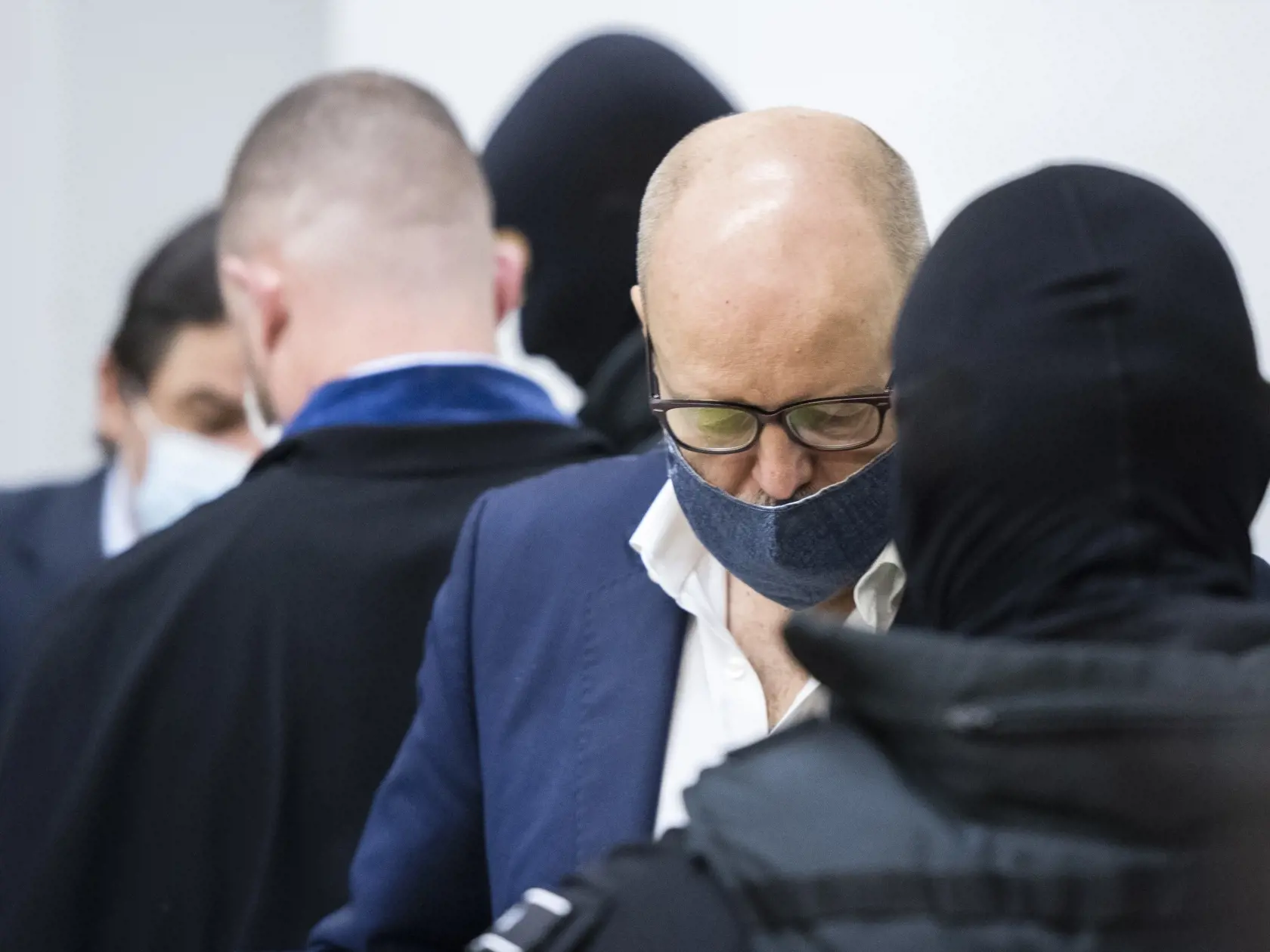 Najvyšší súd (NS) SR potvrdil v kauze falšovania televíznych zmeniek vinu pre Mariana Kočnera a Pavla Ruska. Odsúdení sú na 19 rokov nepodmienečne, Kočner dostal aj peňažný trest 10.000 eur. Na snímke druhý vpravo Pavol Rusko a vzadu Marian Košner po vynesení rozsudku v Bratislave 12. januára 2021.