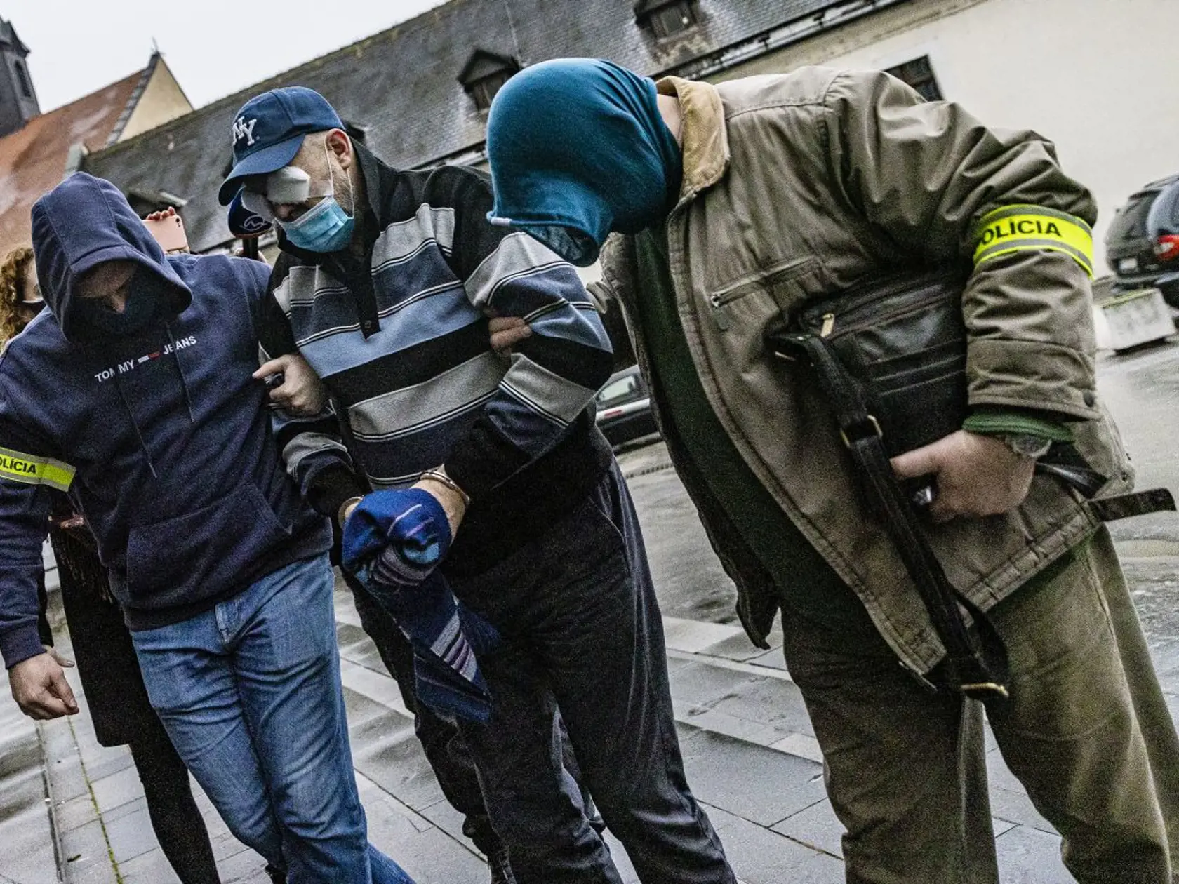 ZADRŽANÝ RUSKO Takto ho s prelepenými očami priviedli na Najvyšší súd. Ten ho vzal do útekovej väzby pre indície, že chce ujsť zo Slovenska.