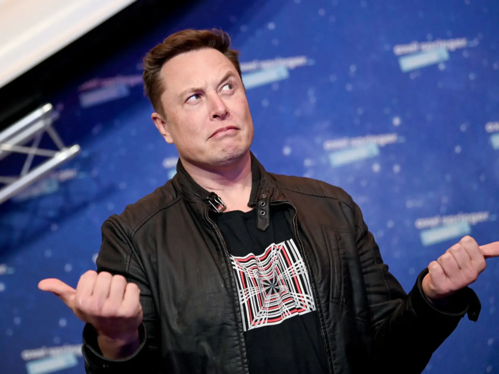 Kontroverzný miliardár Elon Musk tento týždeň v reakcii na antisemitský príspevok na svojej sociálnej sieti napísal: "Povedali ste skutočnú pravdu." Pôvodný príspevok falošne tvrdil, že členovia židovskej komunity podnecujú nenávisť voči belochom.
