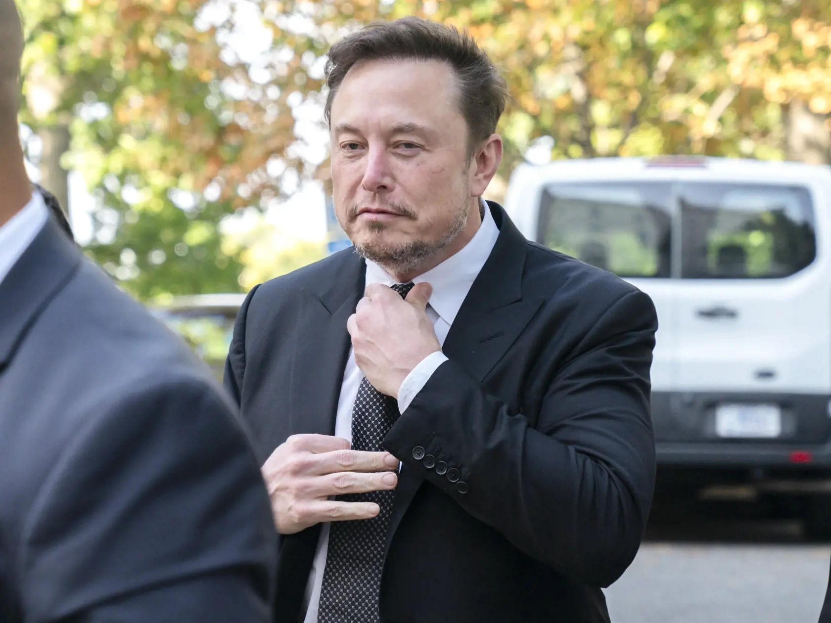 Americký miliardár, zakladateľ spoločnosti Tesla a výkonný riaditeľ sociálnej siete X, predtým známej ako Twitter Elon Musk si upravuje kravatu počas príchodu do amerického Kongresu vo Washingtone v stredu 13. septembra 2023. Musk s ďalšími osobnosťami v oblasti IT spolu diskutovali  o plánoch v oblasti umelej inteligencie (artificial intelligence - AI). Spojené štáty pripravujú návrh legislatívy s cieľom lepšie tieto technológie kontrolovať.