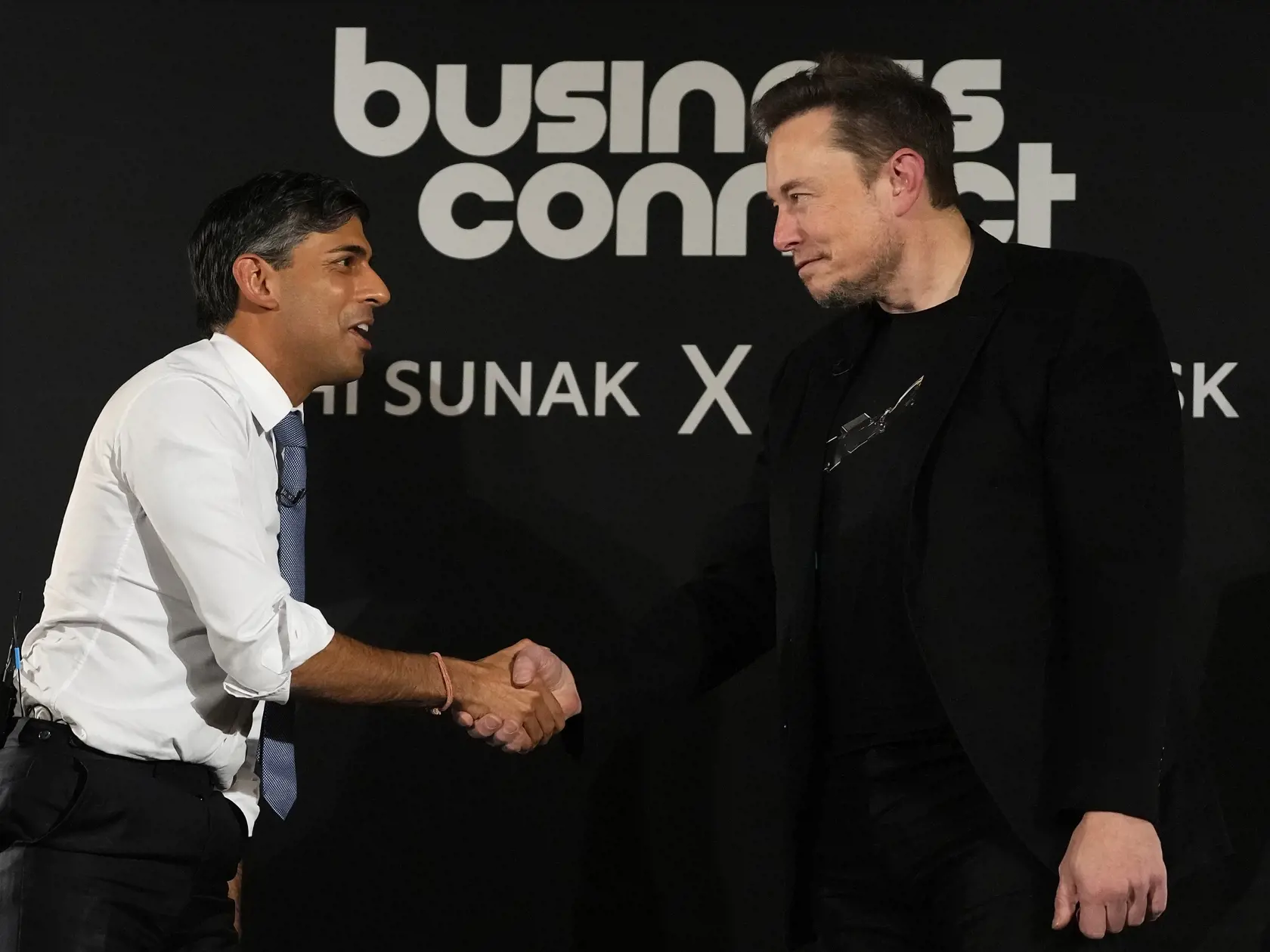 Britský premiér Rishi Sunak (vľavo) si podáva ruku s generálnym riaditeľom spoločností Tesla a SpaceX Elonom Muskom po diskusnom podujatí o umelej intelegencii v Londýne vo štvrtok 2. novembra 2023.