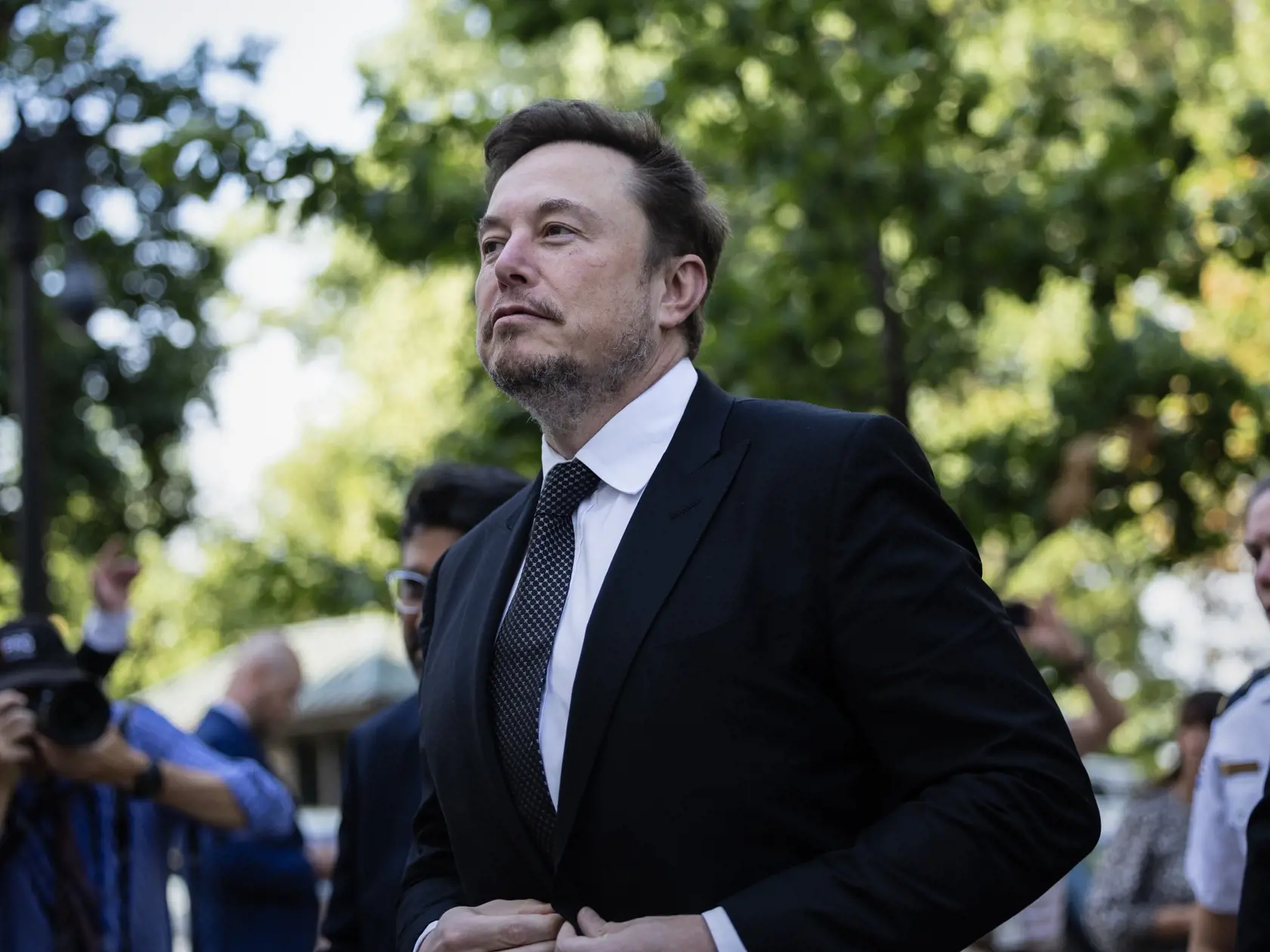 Elon Musk. Biely dom v piatok odsúdil majiteľa sociálnej siete X Elona Muska za "odpornú propagáciu" antisemitizmu a nenávisti. Reagoval na Muskov príspevok, v ktorom podporil konšpiračnú teóriu.