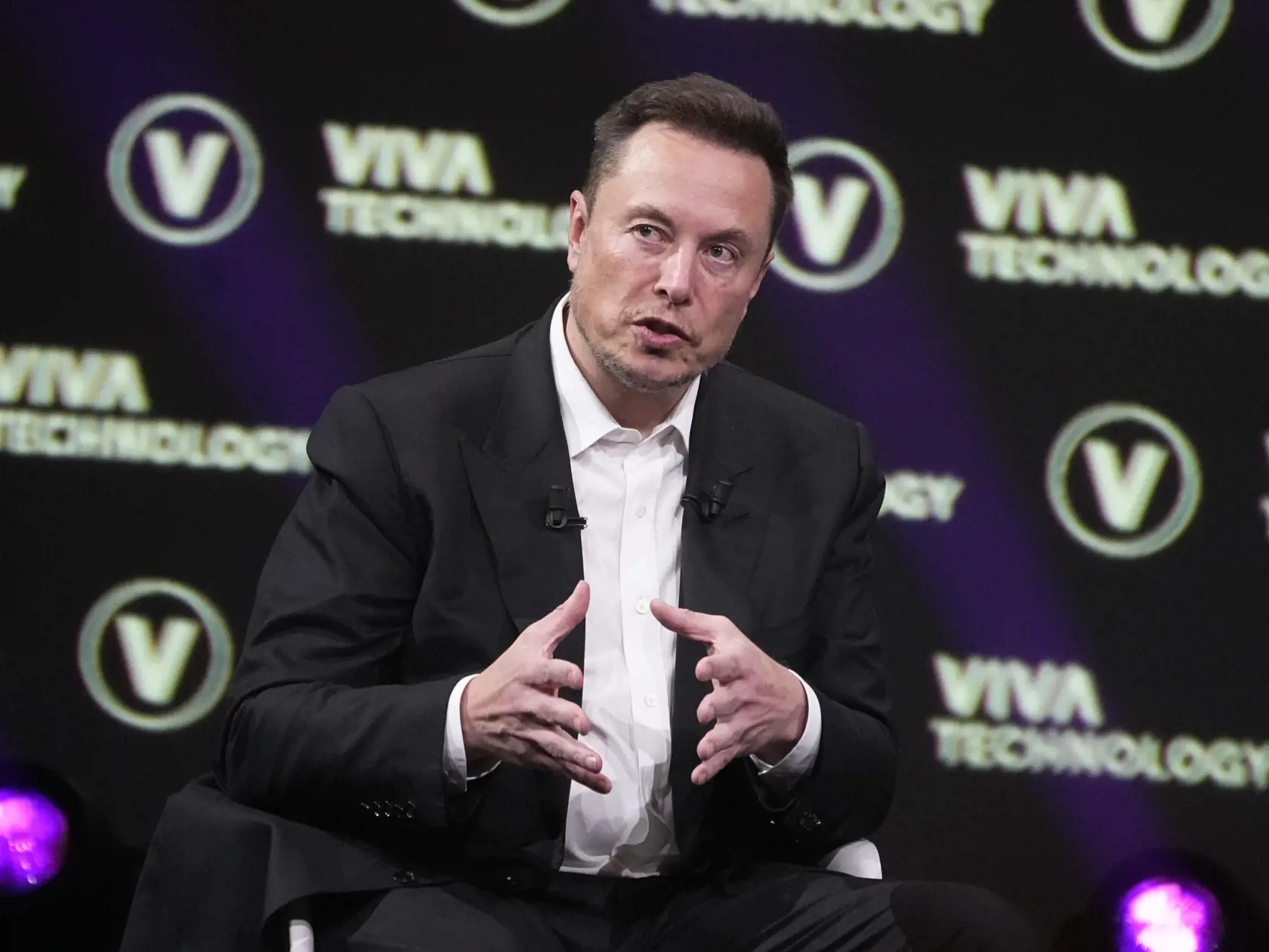Na archívnej snímke z 16. júna 2023 americký miliardár, zakladateľ spoločnosti Tesla a výkonný riaditeľ sociálnej siete X, predtým známej ako Twitter Elon Musk počas veľtrhu Vivatech v Paríži. Elon Musk poprel mediálne správy, podľa ktorých mal uvažovať o tom, že stiahne svoju sociálnu sieť X (predtým Twitter) z Európskej únie (EÚ).