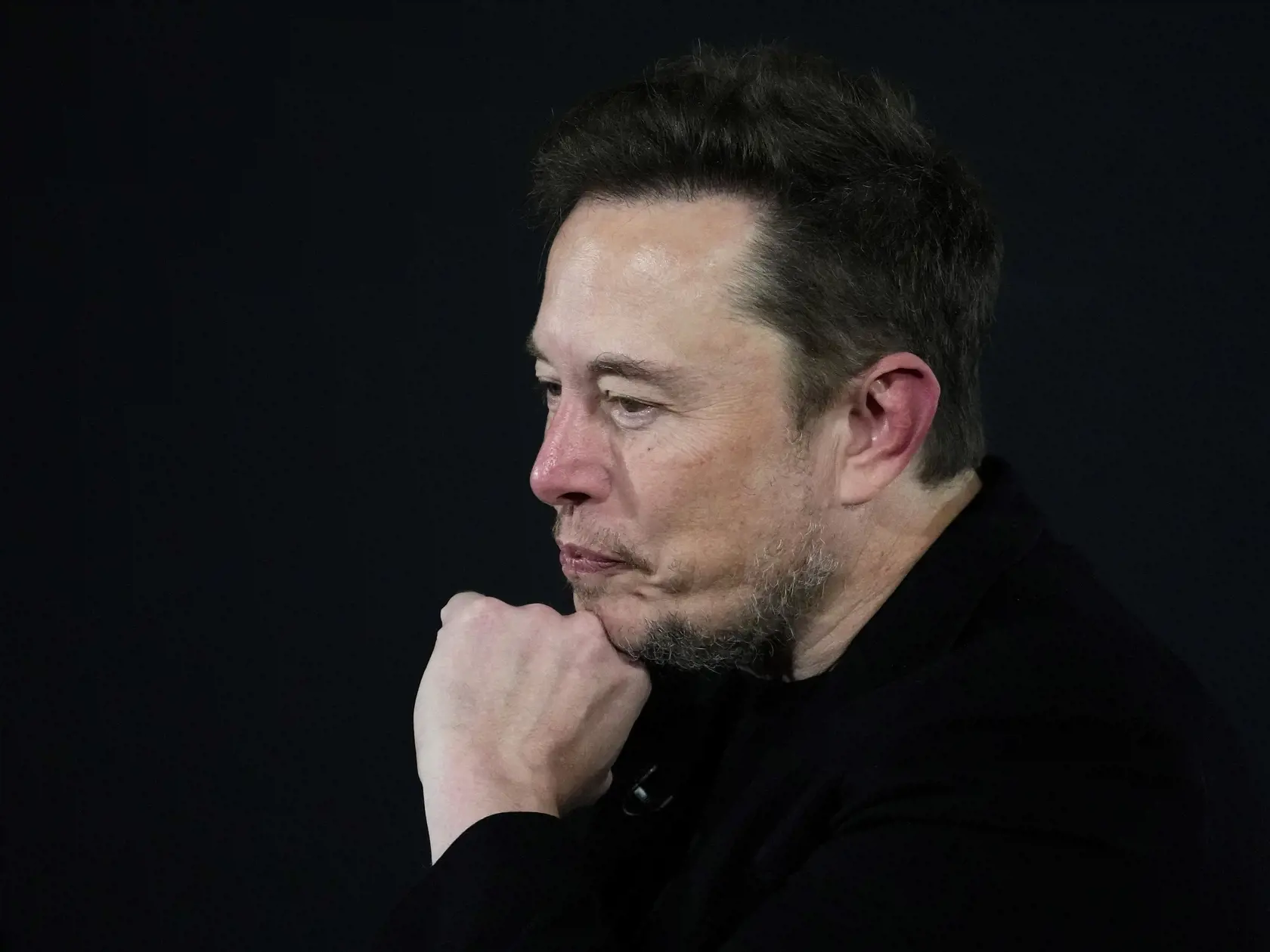Kontroverzný miliardár Elon Musk tento týždeň v reakcii na antisemitský príspevok na svojej sociálnej sieti napísal: "Povedali ste skutočnú pravdu." Pôvodný príspevok falošne tvrdil, že členovia židovskej komunity podnecujú nenávisť voči belochom.