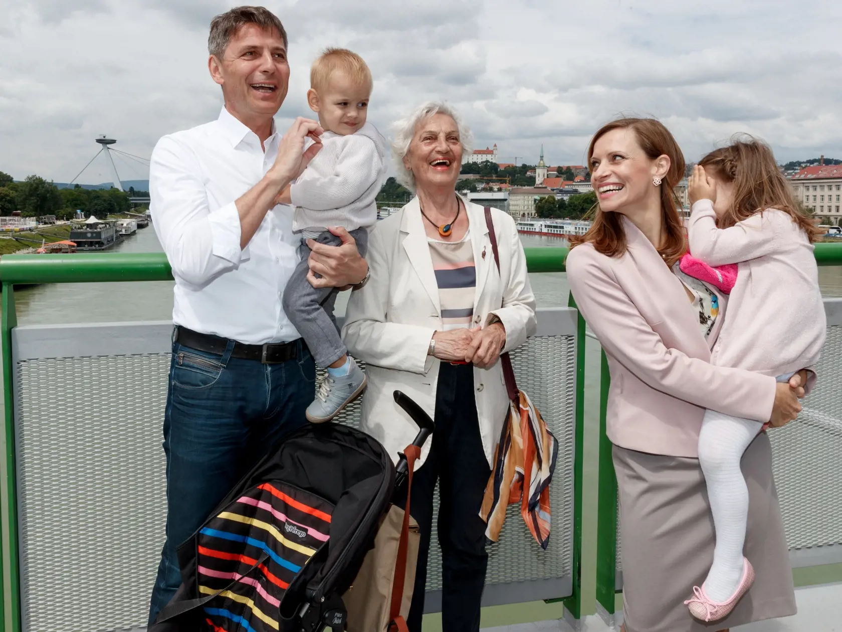 Primátor Bratislavy Ivo Nesrovnal spolu s manželkou Mirkou, deťmi a mamou.