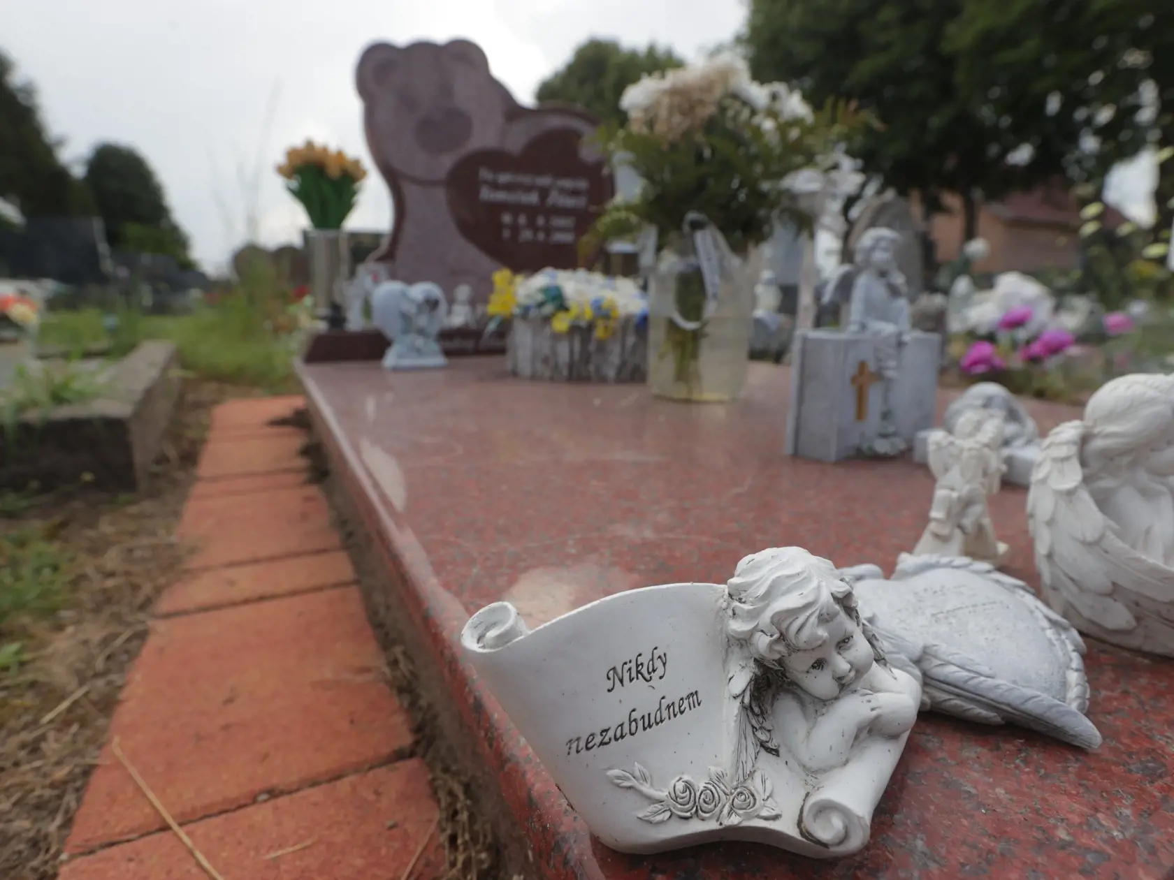 Na snímke hrob Tomáška Žilavého, ktorý je v tvare medvedíka. Život chlapčeka vyhasol pri tragickej nehode v júni 2008 pod kolesami auta niekdajšieho markizáka Rasťa Žitného. Od nehody ubehlo už 16 rokov. Zdobí ho množstvo anjelikov.
