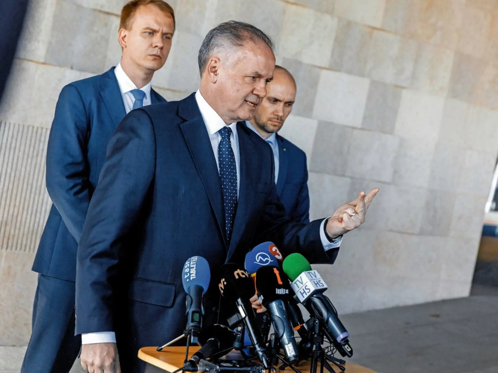 Hrobári slovenskej politiky Andrej Kiska, Miroslav Beblavý a Michal Truban. Takto ich označil Radoslav Baťo vo svojej knihe.