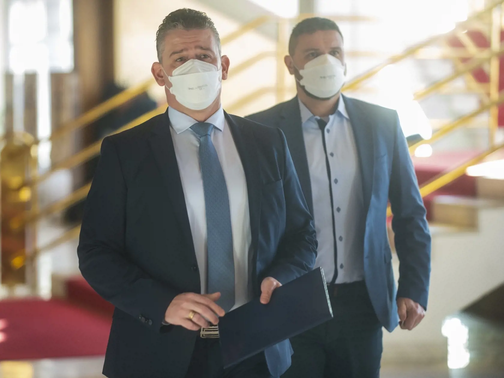 " Pre tento môj postoj a odhodlanie nezasahovať do trestných vecí som bol dokonca odvolávaný v NR SR z dôvodu, že neviem, čo sa mi v rezorte deje. Napriek tomu som tlaku nepodľahol a aj naďalej nezasahujem do trestného konania, nenechávam sa informovať o stave konania.," napísal Mikulec.