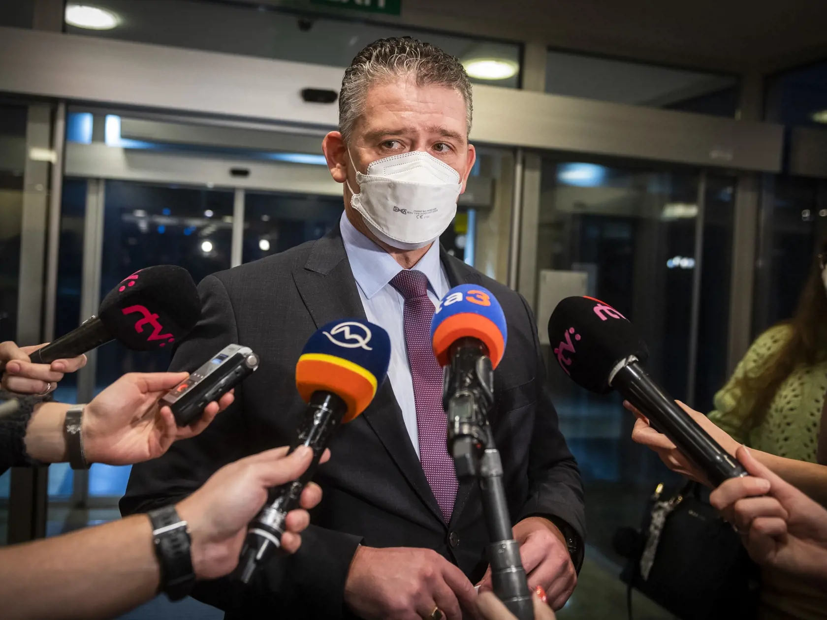 "Neprislúcha mi hodnotiť rozhodnutia vrcholných orgánov prokuratúry alebo súdov. Na rozdiel od pána Fica verím, že až súdy rozhodnú o zákonnosti vyšetrovaní vedených na NAKE ako aj na UIS," uviedol Mikulec