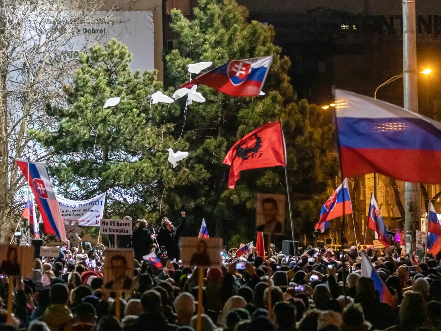 Na snímke je Robert Fico na proteste pred Prezidentským palácom proti obrannej zmluve s USA a zdražovaniu potravín.  