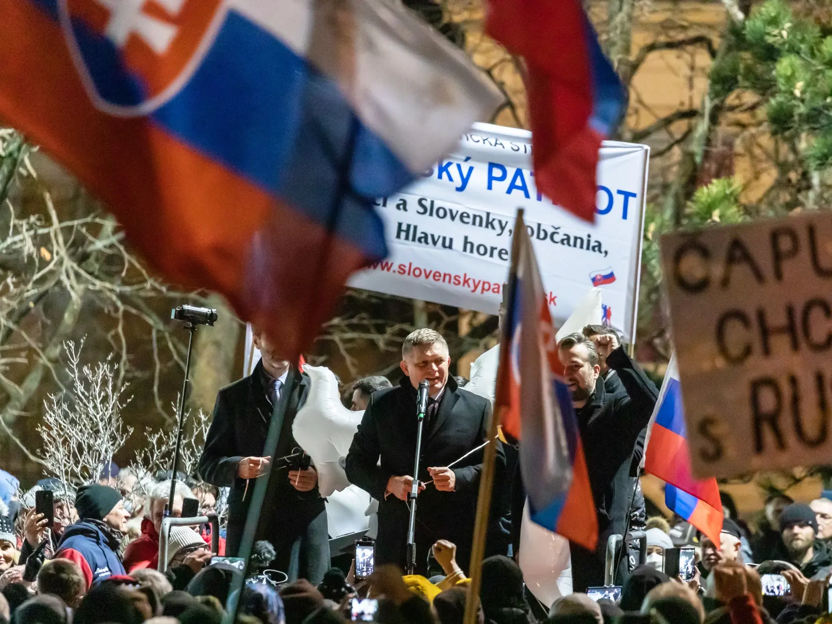 Na snímke je Robert Fico na proteste pred Prezidentským palácom proti obrannej zmluve s USA a zdražovaniu potravín.  