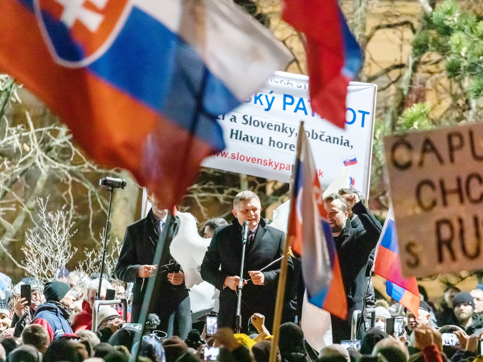 Na snímke je Robert Fico na proteste pred Prezidentským palácom proti obrannej zmluve s USA a zdražovaniu potravín.  