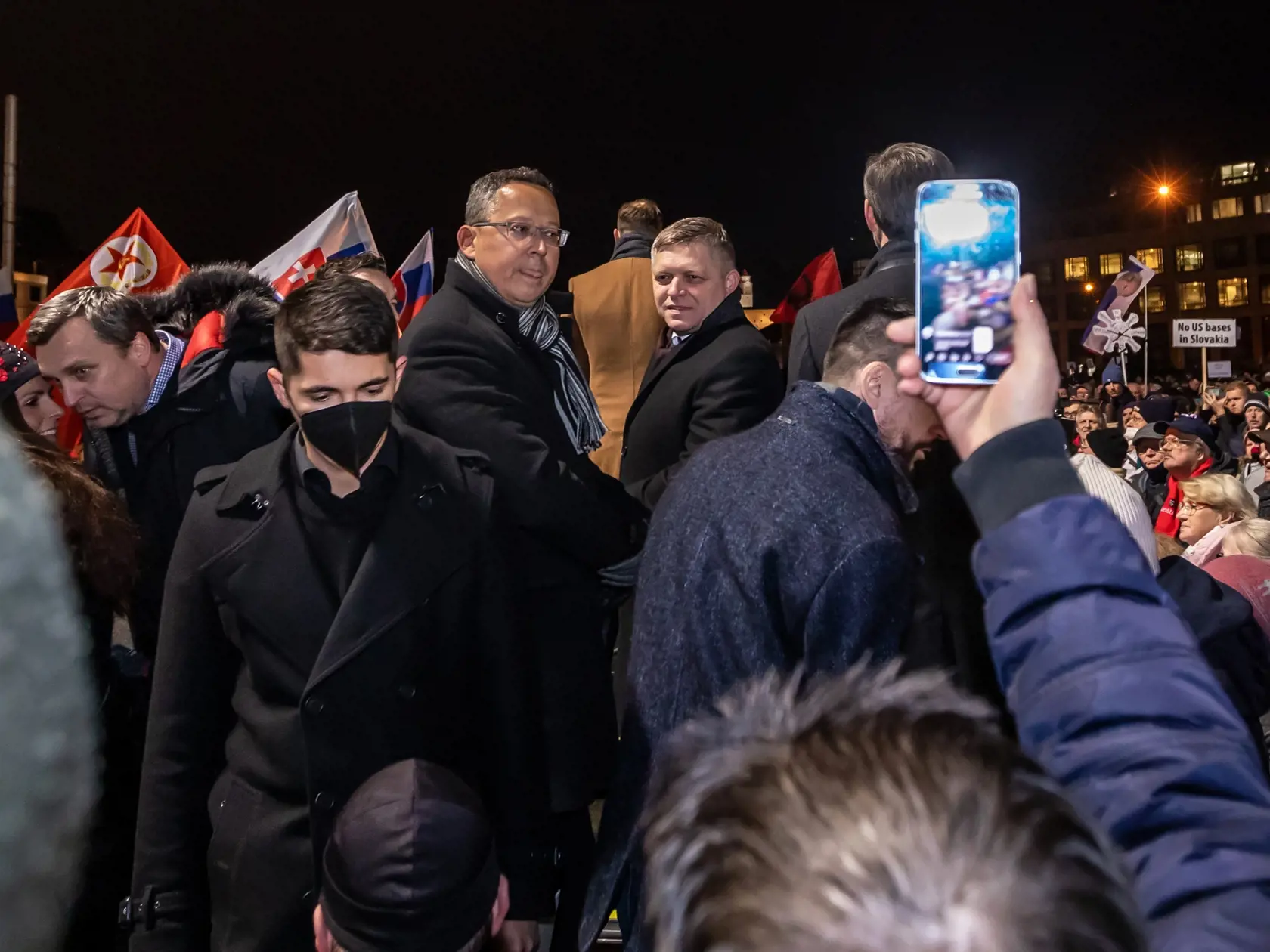 Na snímke je Robert Fico na proteste pred Prezidentským palácom proti obrannej zmluve s USA a zdražovaniu potravín.  