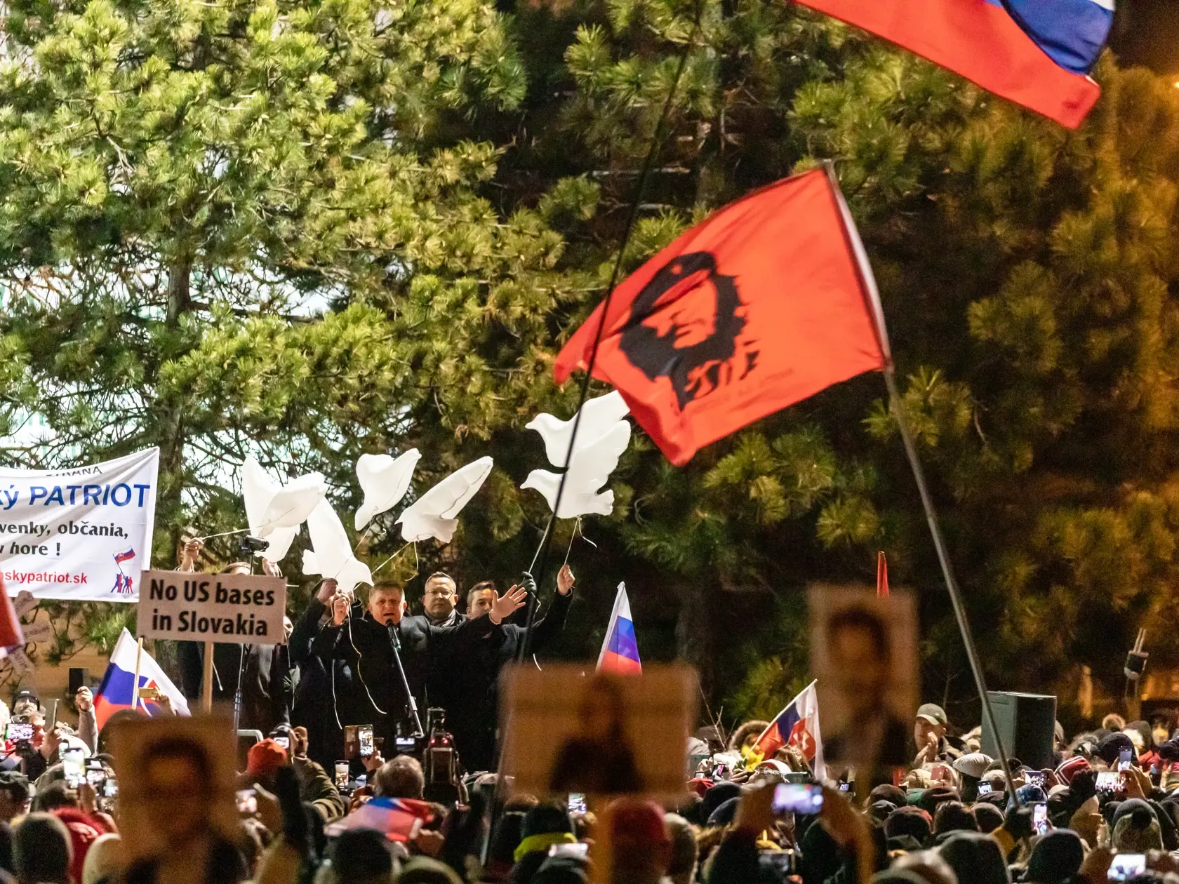 Na snímke je Robert Fico na proteste pred Prezidentským palácom proti obrannej zmluve s USA a zdražovaniu potravín.  