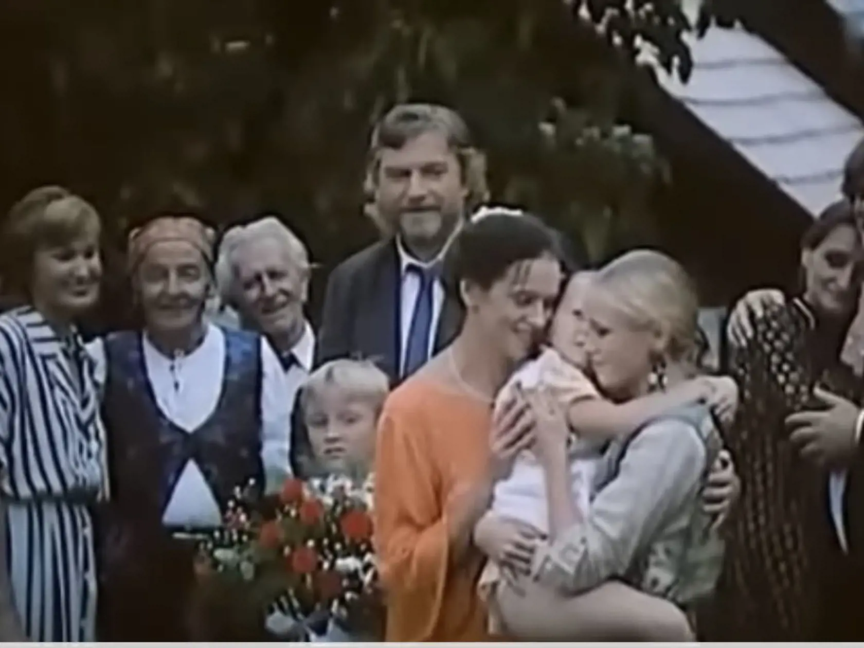Pásla kone na betóne.