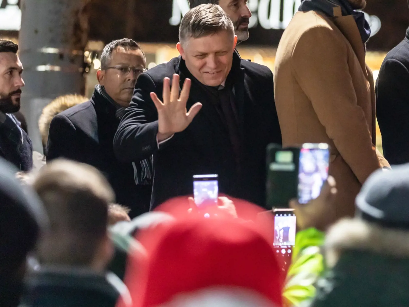 Na snímke je Robert Fico na proteste pred Prezidentským palácom proti obrannej zmluve s USA a zdražovaniu potravín.  