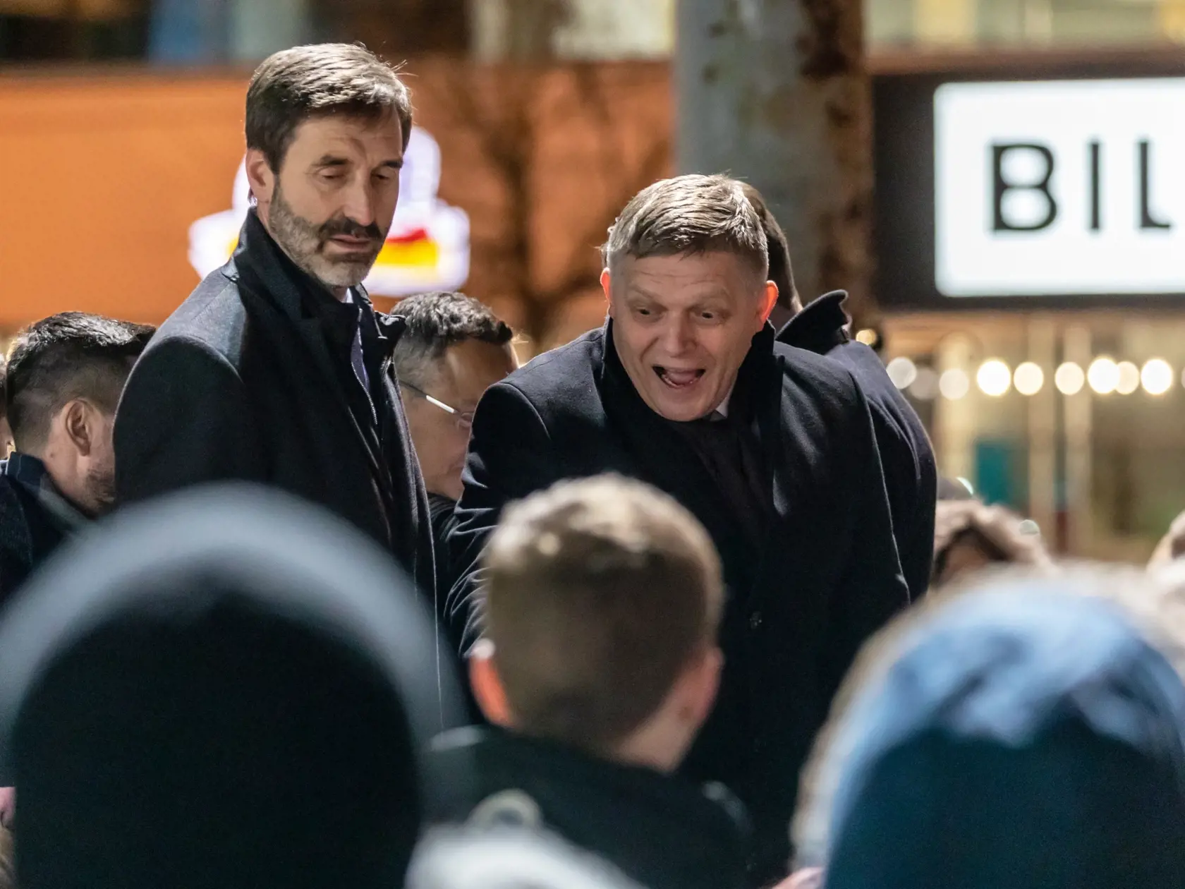Na snímke je Robert Fico na proteste pred Prezidentským palácom proti obrannej zmluve s USA a zdražovaniu potravín.  