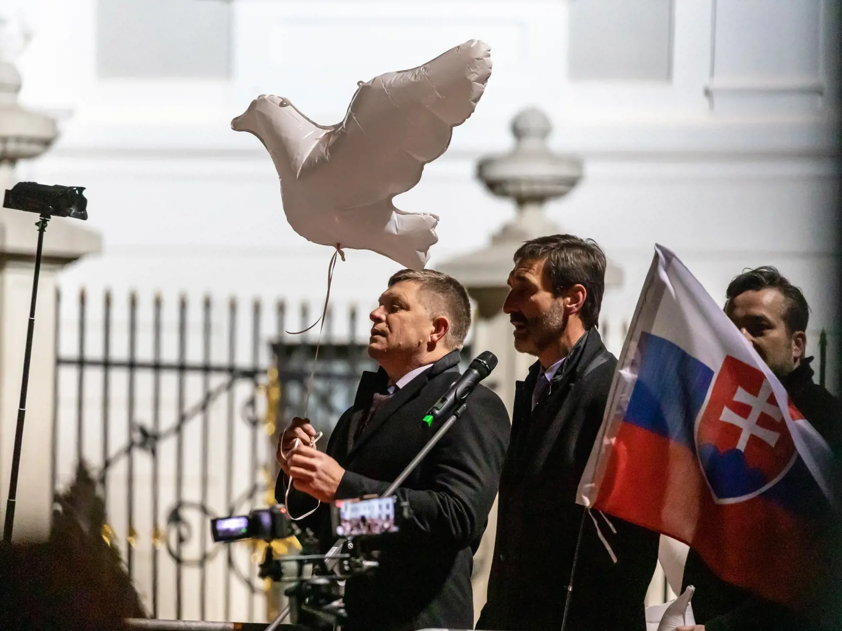 Na snímke je Robert Fico, Juraj Blanár a Ľuboš Blaha na proteste pred Prezidentským palácom proti obrannej zmluve s USA a zdražovaniu potravín.  
