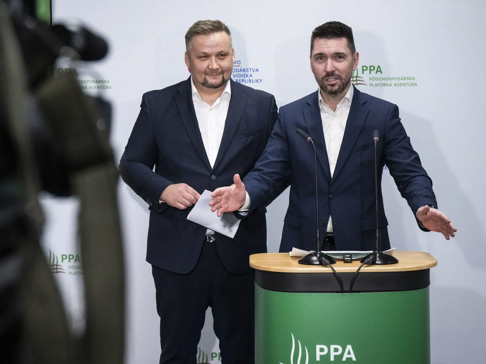 Na snímke zľava riaditeľ Pôdohospodárskej platobnej agentúry (PPA) Marek Čepko a minister pôdohospodárstva a rozvoja vidieka SR Richard Takáč (Smer-SD) počas tlačovej konferencie na tému Poľnohospodári majú vyplatené preddavky a podpory rekordne rýchlo 2. decembra 2024 v Bratislave. FOTO TASR - Jakub Kotian