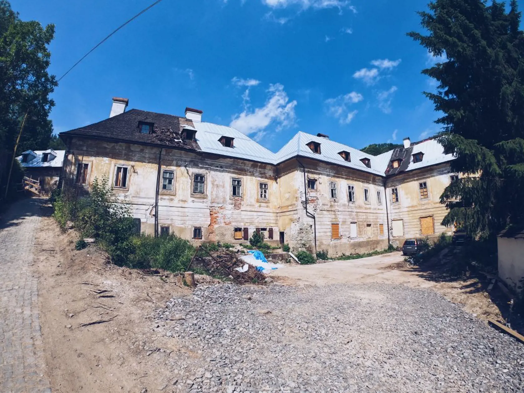 Historická budova v Banskej Štiavnici v ktorej má apartmán bývalý minister obrany Jaroslav Naď bola pred rekonštrukciou ruina.