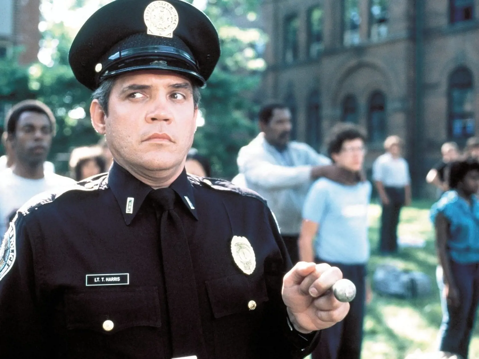G. W. Bailey (78) ako kapitán Thaddeus Harris