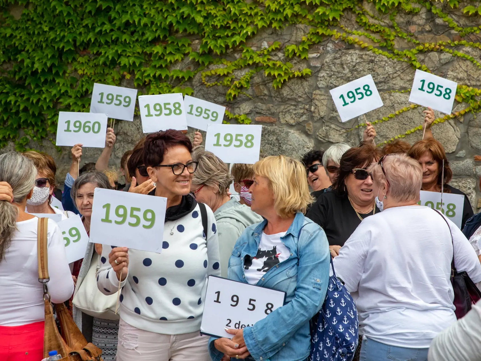 Na snímke je demoštrácia nespokojných žien pred parlamentom, aby podporili návrh spravodlivého výpočtu veku odchodu do dôchodku ročníkov 1958-60. 