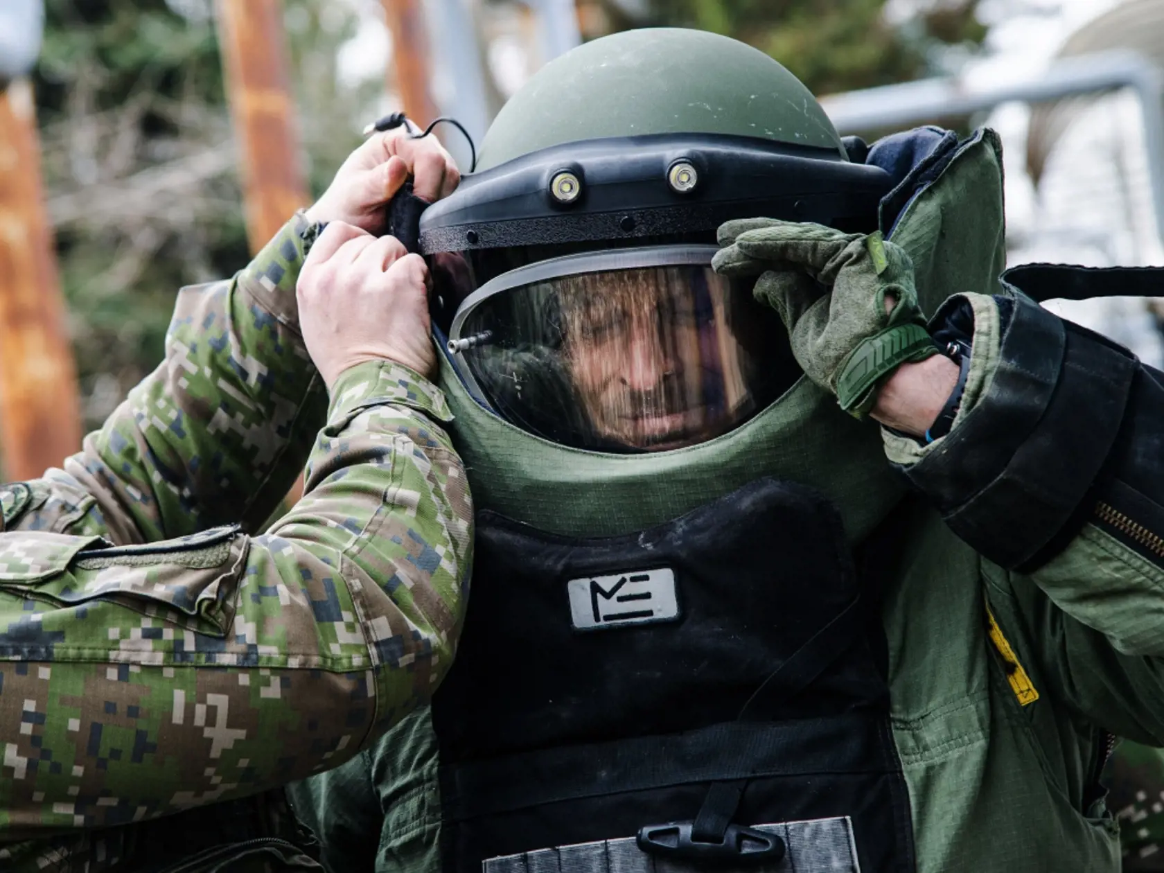 „Bavia ťa trhaviny a zodpovedne pristupuješ k práci? Ženista je za každých podmienok zodpovedný k svojej práci a má veľký vplyv na úspech celého tímu a bezpečnosť vojakov," stojí na stránke regrutacia.sk informácia pre budúcich ženistov. Nástupný plat ženistu vojaka pozemných síl je 1737 € v hrubom, aktivačný príspevok do 2808€.