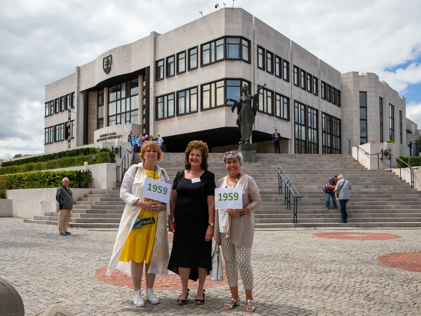 Na snímke je Mária Beladič počas demoštrácie nespokojných žien pred parlamentom, aby podporili návrh spravodlivého výpočtu veku odchodu do dôchodku ročníkov 1958-60. 