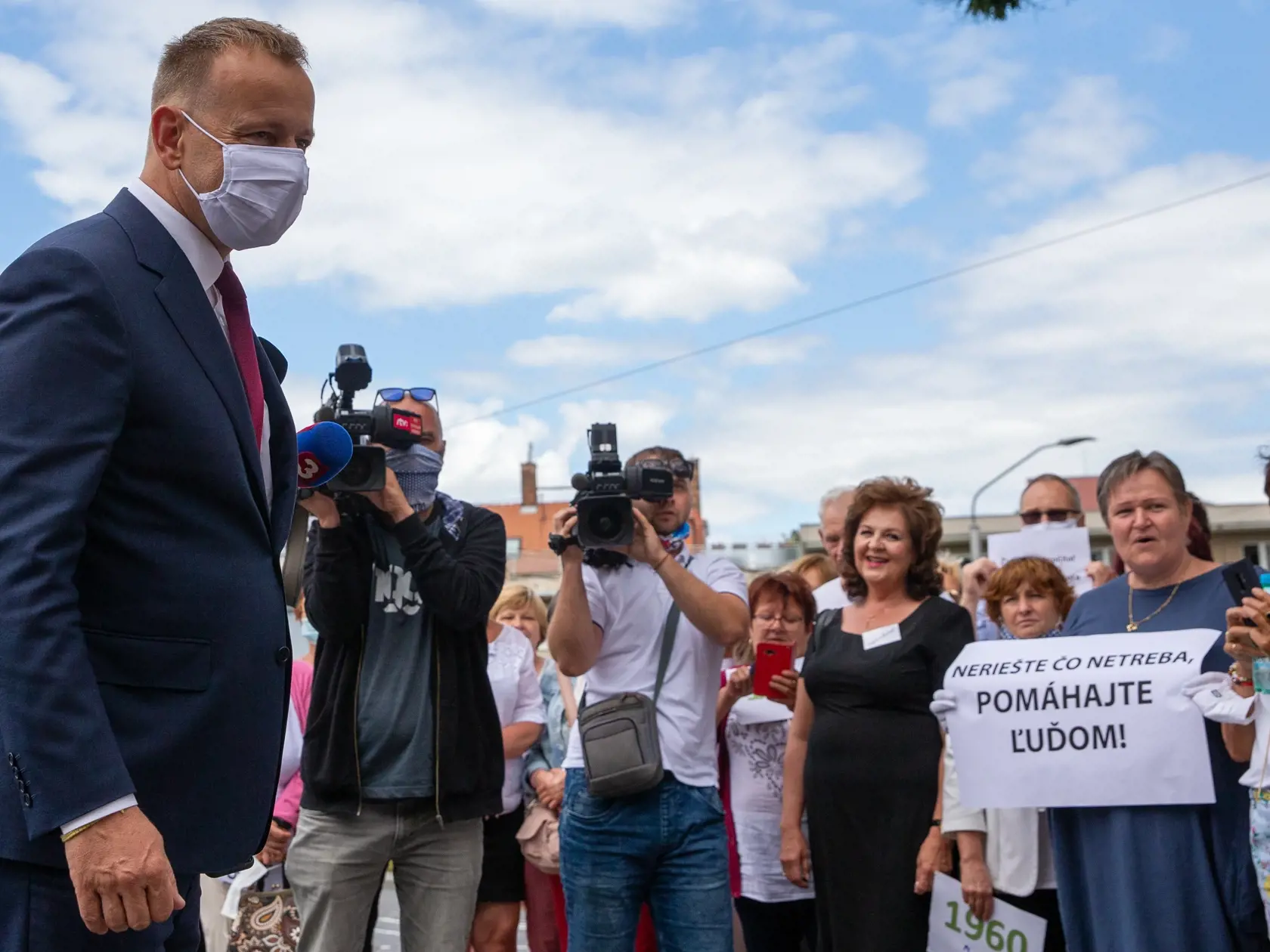 Boris Kollár prišiel podporiť demoštráciu nespokojných žien pred parlamentom za spravodlivý výpočet veku odchodu do dôchodku ročníkov 1958-60.