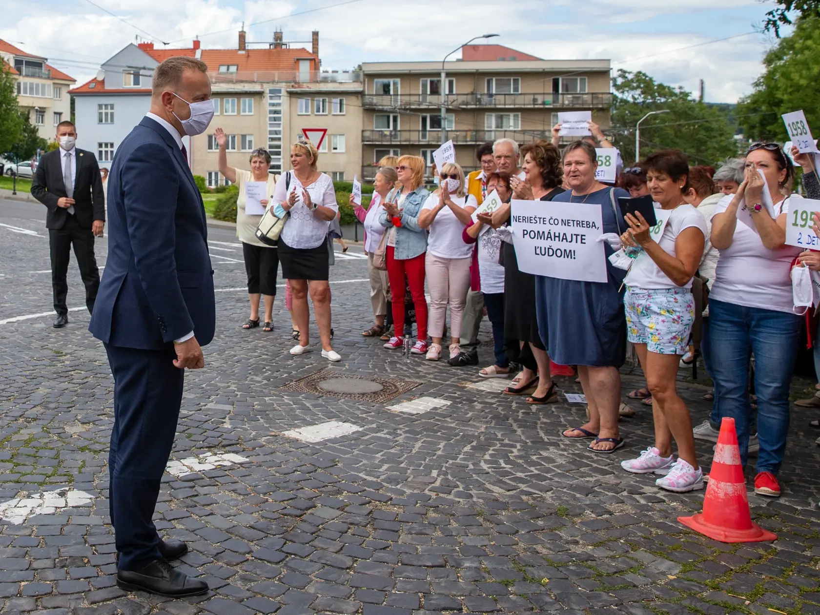 Na snímke je Boris Kollár ktorý prišiel podporiť demoštráciu nespokojných žien pred parlamentom, aby podporili návrh spravodlivého výpočtu veku odchodu do dôchodku ročníkov 1958-60. 
