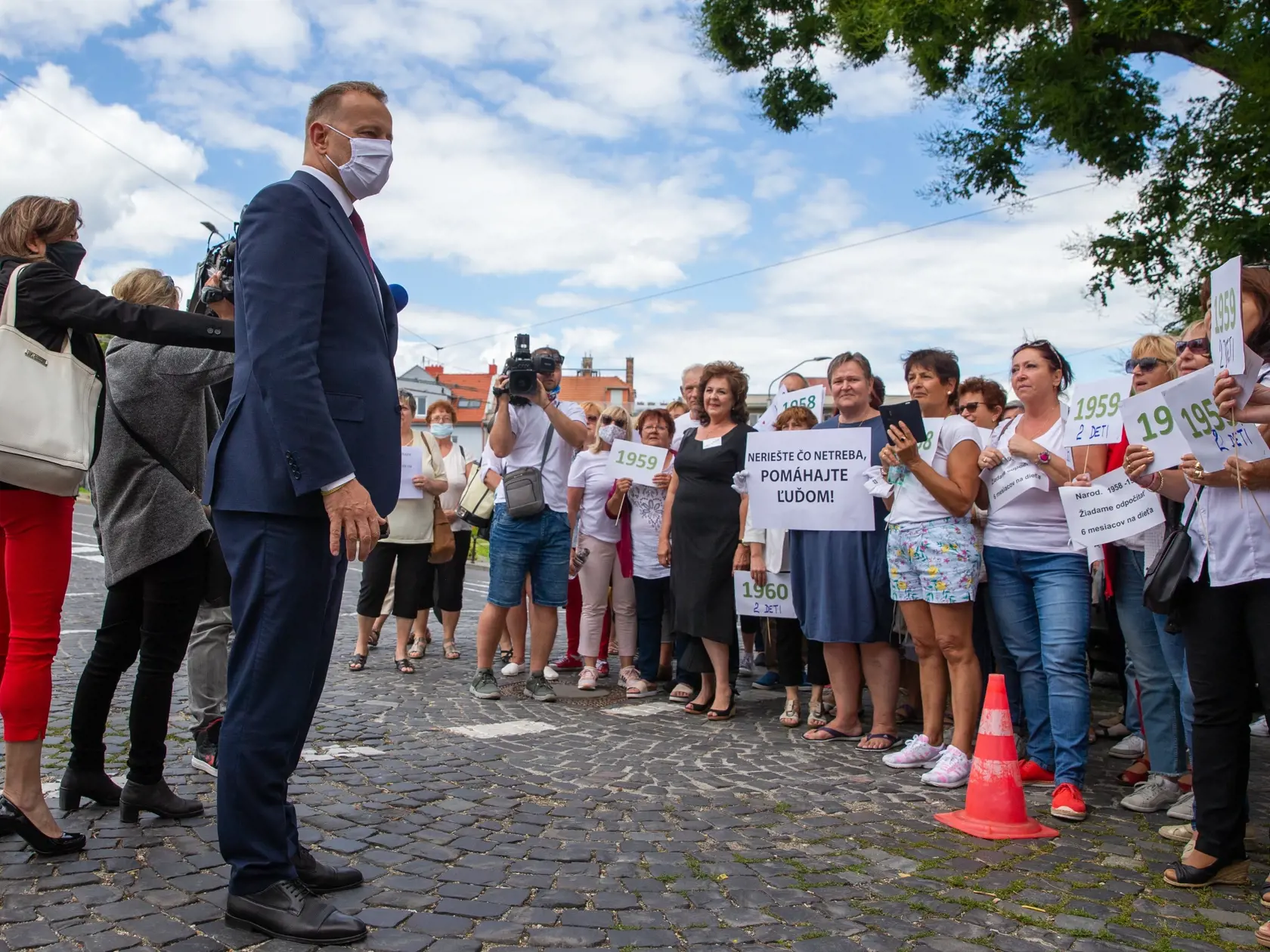 Na snímke je Boris Kollár ktorý prišiel podporiť demoštráciu nespokojných žien pred parlamentom, aby podporili návrh spravodlivého výpočtu veku odchodu do dôchodku ročníkov 1958-60. 
