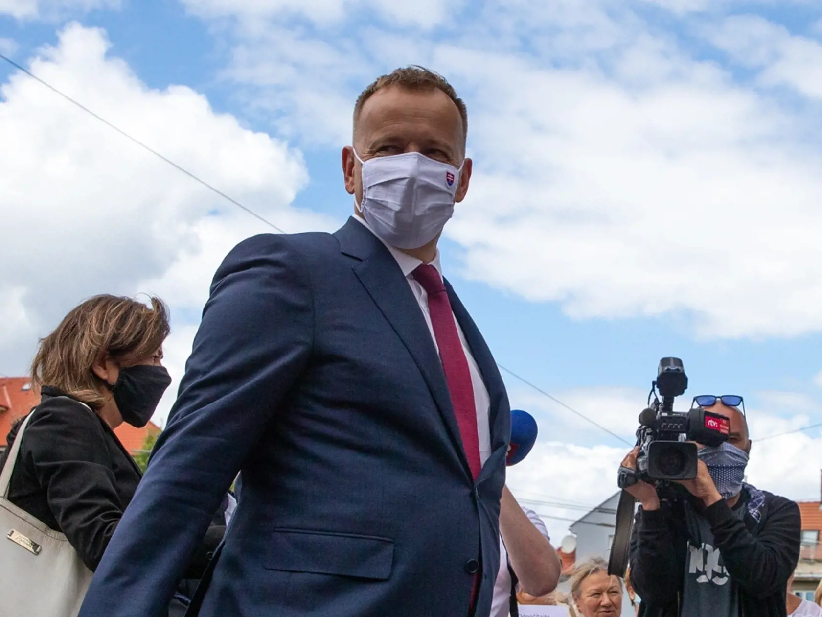 Na snímke je Boris Kollár ktorý prišiel podporiť demoštráciu nespokojných žien pred parlamentom, aby podporili návrh spravodlivého výpočtu veku odchodu do dôchodku ročníkov 1958-60. 